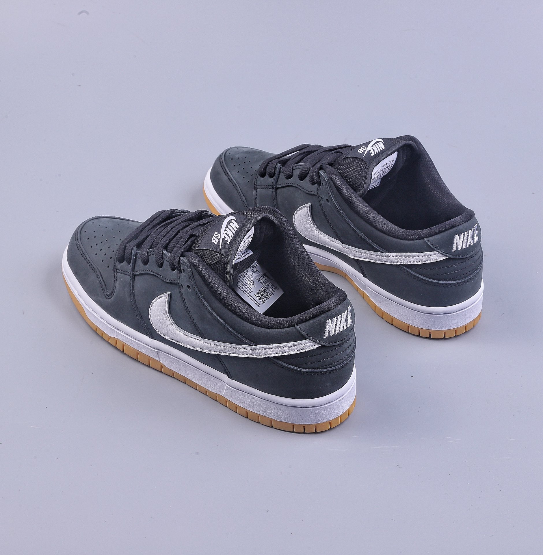 01 Nike SB Dunk “Black Gum” Black and white raw rubber Dunk SB as the name suggests CD2563-006