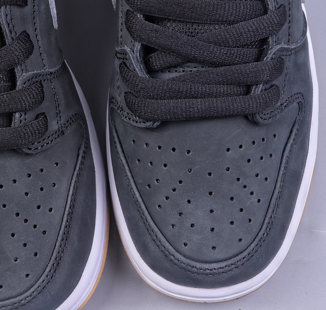 01 Nike SB Dunk “Black Gum” Black and white raw rubber Dunk SB as the name suggests CD2563-006