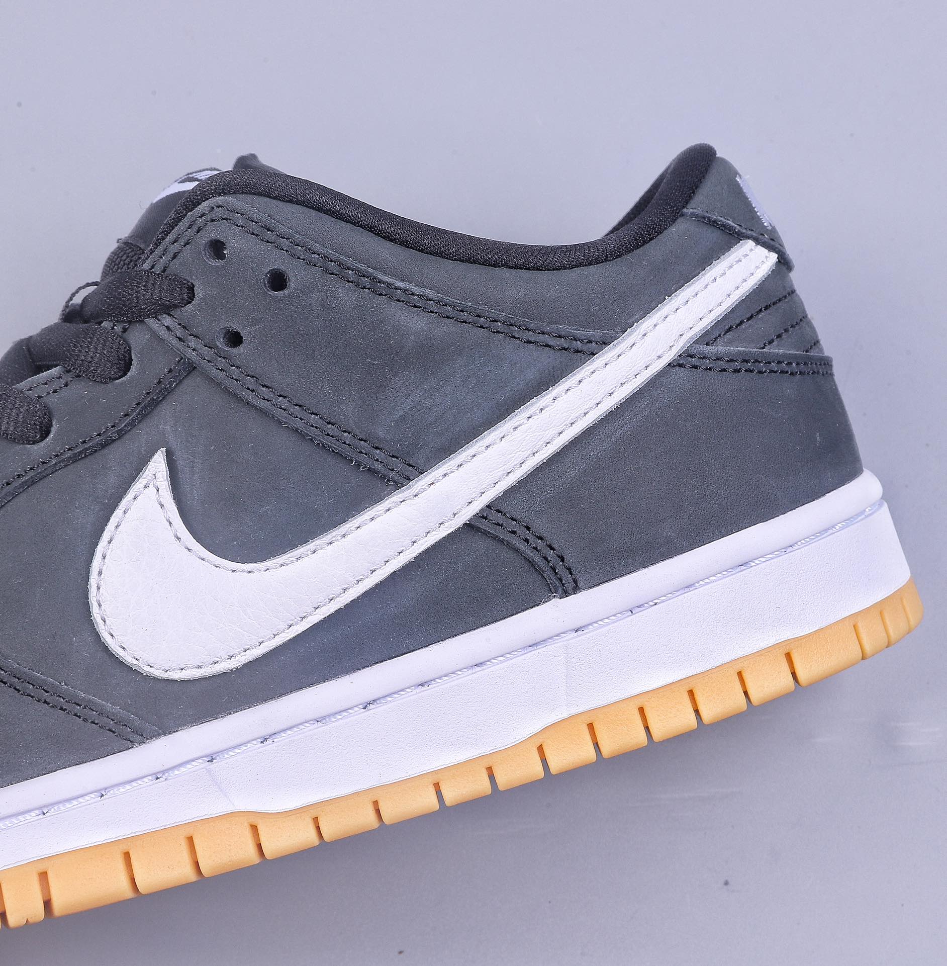 01 Nike SB Dunk “Black Gum” Black and white raw rubber Dunk SB as the name suggests CD2563-006