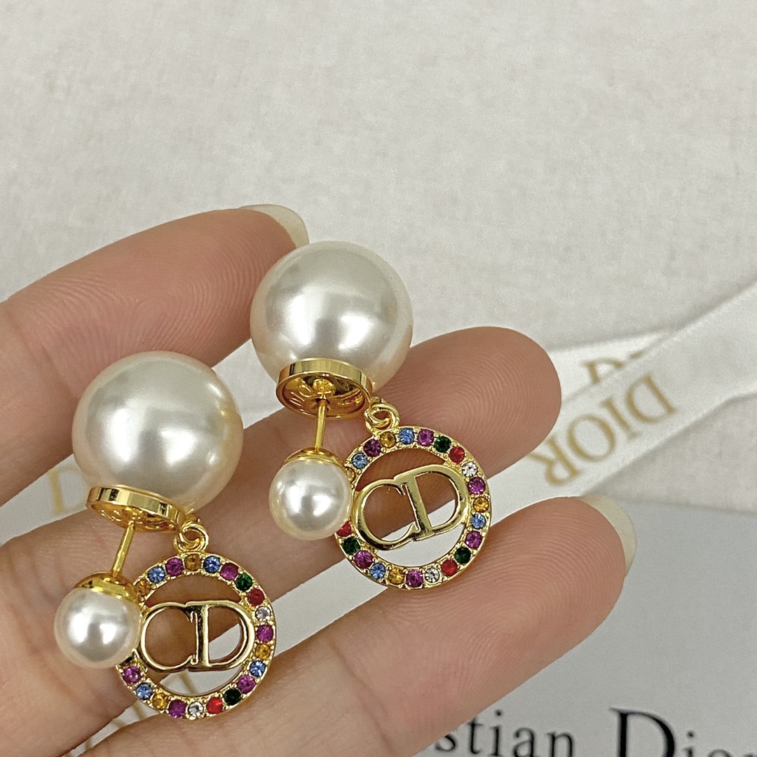  编码E1845   
🛍DIOR耳钉热销款火爆上新🆕🆕🆕
😎迪奥双珠圆形彩钻CD吊坠耳钉
🧐复古高级，