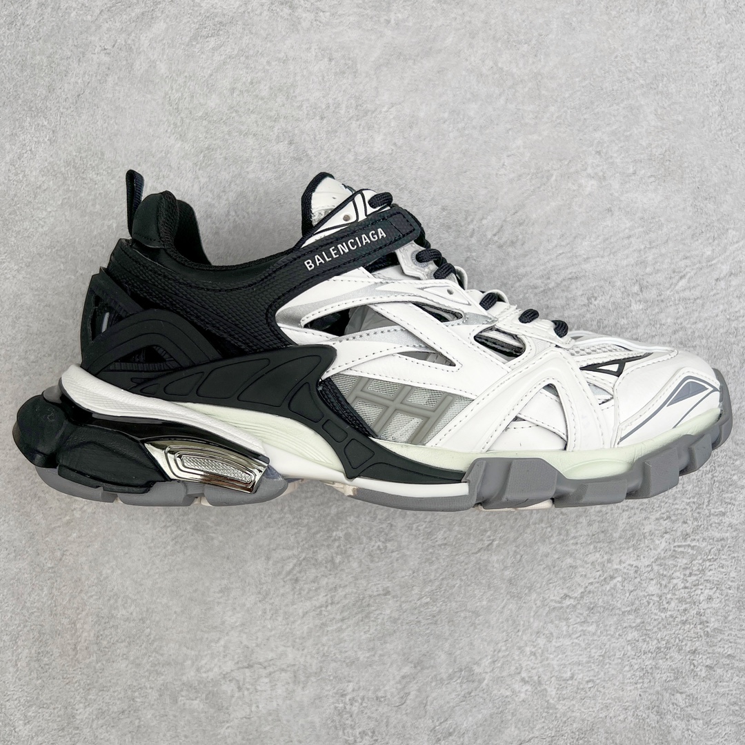 💰460 ＃VG零售版 BALENCIAGA Track 2.0 巴黎世家复古老爹鞋 全套原纸板楦头开发 最原汁原味的灵魂版型 全鞋荧光划线卡点 胶水把控整洁度追求极致完美 每一双都是工艺品 多重QC质检 超越公司货的品控标准 实实在在的免检产品 原盒原配 正确字体电绣 粗细、位置、大小正确 侧边TPU 透气孔匹配意产原版 正确气垫分离大底 TPU软底 原版一致大底LOGO 立体感十足 原厂皮料水洗做旧 采购原厂网纱 该款鞋采用网眼布和尼龙制成 不含皮革 鞋舌饰有Track.2橡胶品牌标识 外侧饰有橡胶品牌标识 泡沫后帮压印品牌标识 外底正面压印BB标识 由176块饰片拼接而成的铰接式鞋面 侧面配金属质感网眼布 内面配有额外金属光泽饰件 包含1副鞋带和1副备用鞋带 后帮配有拉环鞋提 动态鞋底设计 为双脚带来后续的助力 正常尺码 Size：35 36 37 38 39 40 41 42 43 44 45 46 编码：by5936030-运动鞋