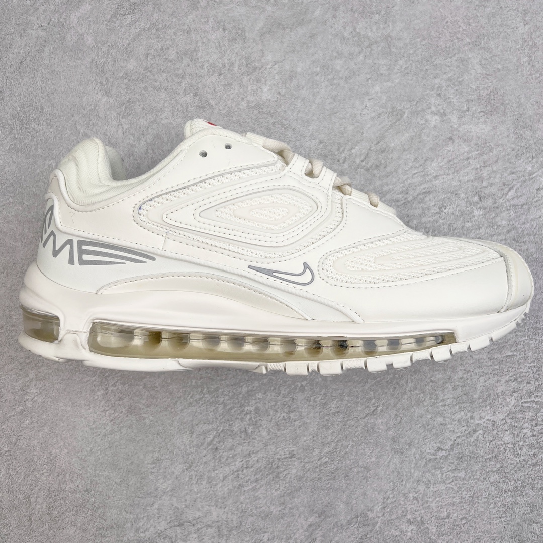 ＃纯原 Supreme x NK Air Max 98 TL SP 系列低帮经典复古百搭休闲运动气垫慢跑鞋 Sup联名 DR1033-100 Supreme x Air Max 98 TL 最新联名鞋款正式登场！继合作发布 SB Blazer Mid 之后，Supreme 与 NK 再度为 2022 秋季带来联名新作，共同打造 Air Max 98 TL 全新联名鞋款。本次联名鞋款共推出黑色、白色、粉色与棕色四种选择，鞋面采用合成皮革与针织网眼构成，搭配反光 TPU 覆盖层提升视觉层次。鞋侧迷你 Swoosh Logo、鞋跟变形的 Supreme 字样以及鞋带皆配备反光元素，最后搭载 Air Max 98 经典的全掌外露 Air 气垫以及橡胶外底完成设计。尺码：36 36.5 37.5 38 38.5 39 40 40.5 41 42 42.5 43 44 44.5 45-选品中心