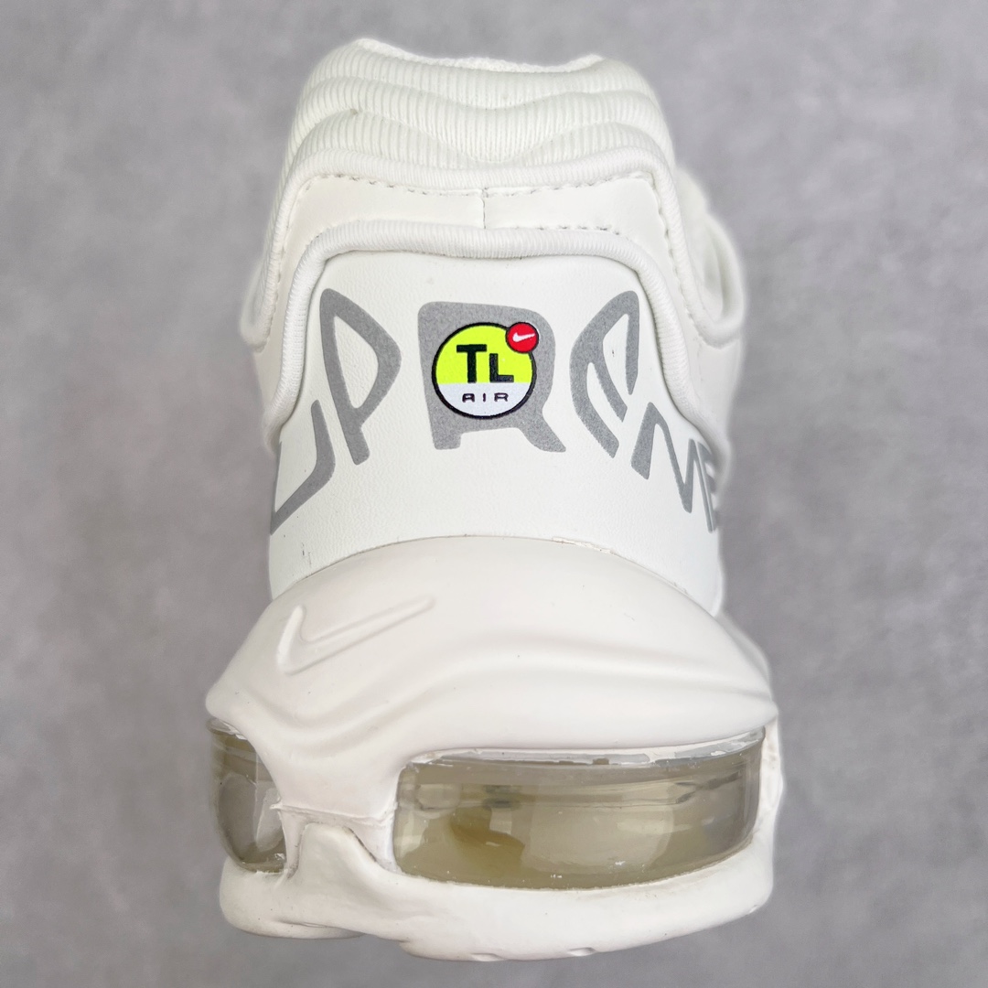 图片[8]-＃纯原 Supreme x NK Air Max 98 TL SP 系列低帮经典复古百搭休闲运动气垫慢跑鞋 Sup联名 DR1033-100 Supreme x Air Max 98 TL 最新联名鞋款正式登场！继合作发布 SB Blazer Mid 之后，Supreme 与 NK 再度为 2022 秋季带来联名新作，共同打造 Air Max 98 TL 全新联名鞋款。本次联名鞋款共推出黑色、白色、粉色与棕色四种选择，鞋面采用合成皮革与针织网眼构成，搭配反光 TPU 覆盖层提升视觉层次。鞋侧迷你 Swoosh Logo、鞋跟变形的 Supreme 字样以及鞋带皆配备反光元素，最后搭载 Air Max 98 经典的全掌外露 Air 气垫以及橡胶外底完成设计。尺码：36 36.5 37.5 38 38.5 39 40 40.5 41 42 42.5 43 44 44.5 45-选品中心