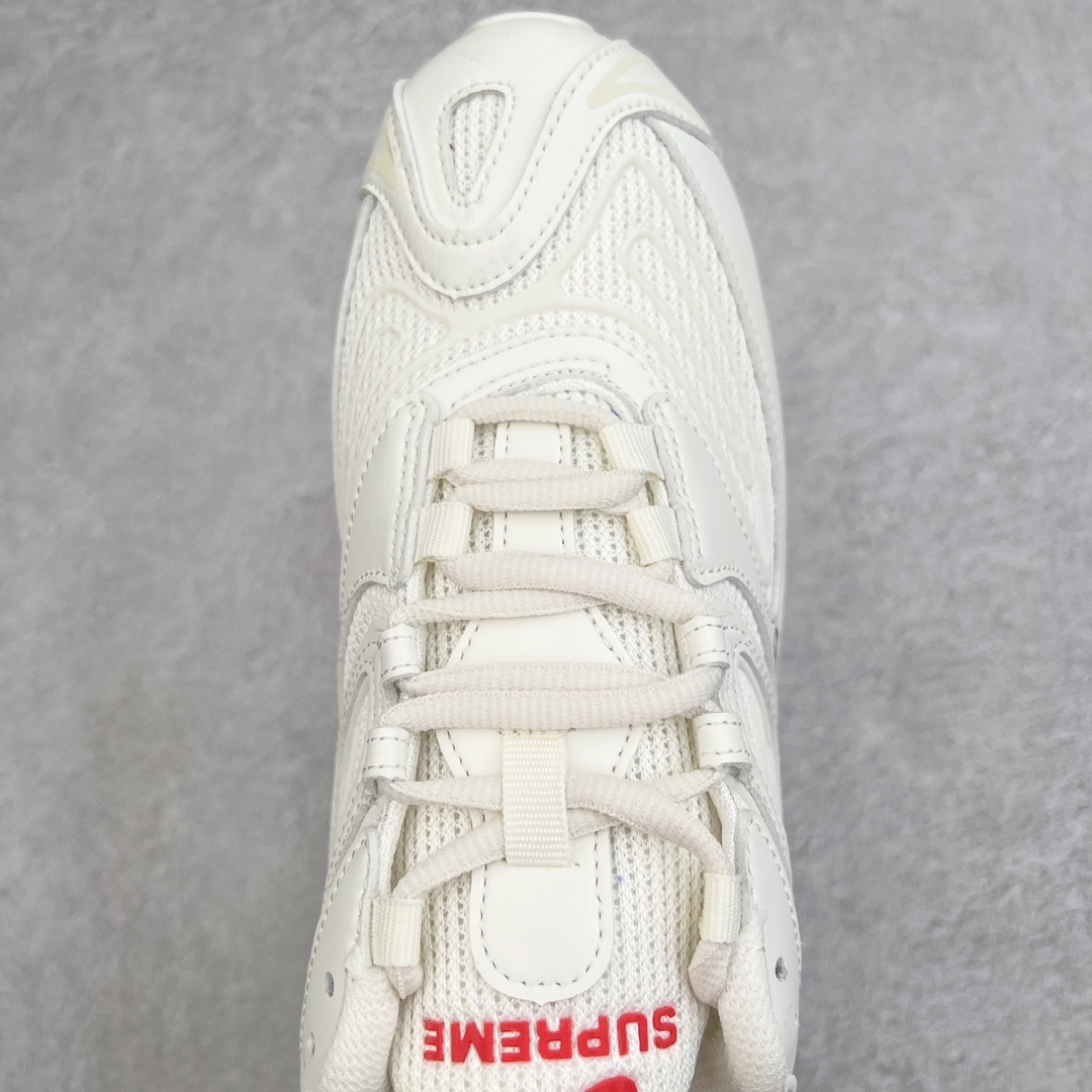 图片[4]-＃纯原 Supreme x NK Air Max 98 TL SP 系列低帮经典复古百搭休闲运动气垫慢跑鞋 Sup联名 DR1033-100 Supreme x Air Max 98 TL 最新联名鞋款正式登场！继合作发布 SB Blazer Mid 之后，Supreme 与 NK 再度为 2022 秋季带来联名新作，共同打造 Air Max 98 TL 全新联名鞋款。本次联名鞋款共推出黑色、白色、粉色与棕色四种选择，鞋面采用合成皮革与针织网眼构成，搭配反光 TPU 覆盖层提升视觉层次。鞋侧迷你 Swoosh Logo、鞋跟变形的 Supreme 字样以及鞋带皆配备反光元素，最后搭载 Air Max 98 经典的全掌外露 Air 气垫以及橡胶外底完成设计。尺码：36 36.5 37.5 38 38.5 39 40 40.5 41 42 42.5 43 44 44.5 45-选品中心