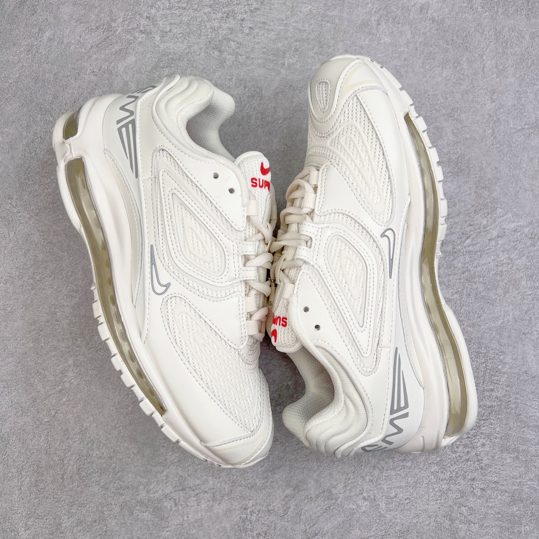 图片[3]-＃纯原 Supreme x NK Air Max 98 TL SP 系列低帮经典复古百搭休闲运动气垫慢跑鞋 Sup联名 DR1033-100 Supreme x Air Max 98 TL 最新联名鞋款正式登场！继合作发布 SB Blazer Mid 之后，Supreme 与 NK 再度为 2022 秋季带来联名新作，共同打造 Air Max 98 TL 全新联名鞋款。本次联名鞋款共推出黑色、白色、粉色与棕色四种选择，鞋面采用合成皮革与针织网眼构成，搭配反光 TPU 覆盖层提升视觉层次。鞋侧迷你 Swoosh Logo、鞋跟变形的 Supreme 字样以及鞋带皆配备反光元素，最后搭载 Air Max 98 经典的全掌外露 Air 气垫以及橡胶外底完成设计。尺码：36 36.5 37.5 38 38.5 39 40 40.5 41 42 42.5 43 44 44.5 45-选品中心