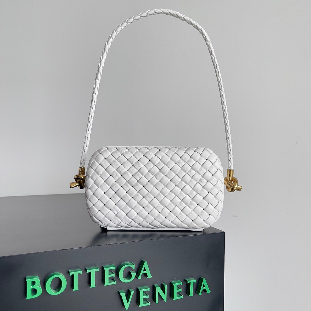 🔥🔥🔥 Bottega Veneta (high version)  
Genuine leather + stainless steel hardware + 24k gold plating + fully handmade  
Used by Queen Rania and Princess Iman of Jordan at events  
True old money style, a must-have statement piece ❤️  
Classic Knot design revived with added small strap for shoulder wear  
Essential for important occasions, enhances your charm ✨✨✨  
Model: 717623  
Size: 20.5 x 6 x 12.5 cm image 1