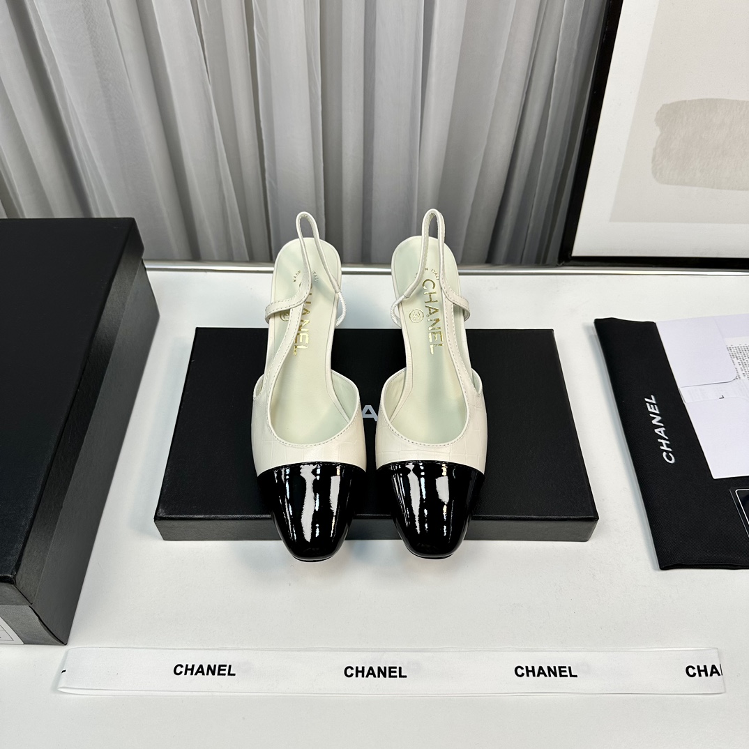 NO:233907,SC chan*l classic slingback small fragrance empty sandals!  Just like what Ms. Coco Chanel said is that the popularity is fleeting, but the style lasts forever!  This pair of empty shoes is the classic among Xiangjia classics!  The two-color combination is simple and exquisite. The universal evergreen style in the counter is always out of date!  Imported stone cowhide material, imported sheepskin lining, Italian imported cowhide sole!  Top quality, Size35-40 (34 40 41 42 43 customized), sandals, chanel, chanel, chanel, sandals, cowhide, sheepskin19860909SC chan*l经典slingback小香后空凉鞋！ 就像coco香奈儿女士说的流行稍纵即逝,但风格永存！这双后空鞋就是香家经典中的经典！双色搭配,简约精致,专柜里的万能长青款,永远不过时单品！ 进口石头纹牛皮材质,进口羊皮内里,意大利进口牛皮革鞋底！ 顶级品质,Size35-40（34 40 41 42 43定做）,凉鞋,chanel,chanel,chanel,sandals,cowhide,sheepskin,Women's Shoes