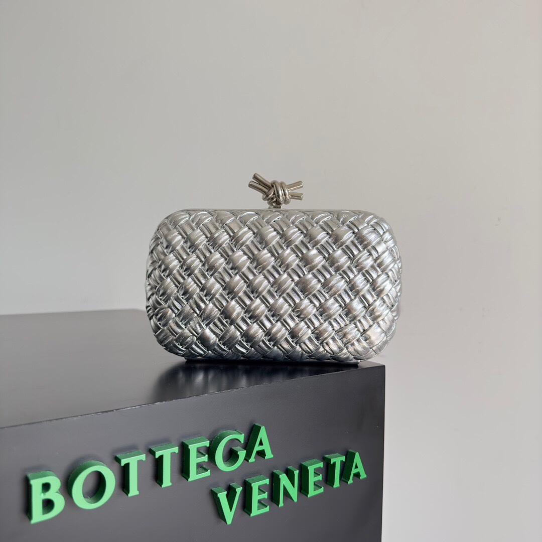 🔥🔥🔥 BV Knot | Classic Evening Bag Returns  
Made with original leather, stainless steel hardware, 24k gold plating, and fully handcrafted.  
For those familiar with our brand history, the knot is a key story and important design element of Bottega Veneta.  
✨✨ Matthieu Blazy elevates the classic Knot this season with a new knot design and a woven shoulder strap, combined with Fouland Intreccio weaving technique, adding a modern touch to its vintage charm.  
Style No.: 717622  
Size: 20.5 x 6 x 12.5 cm image 1