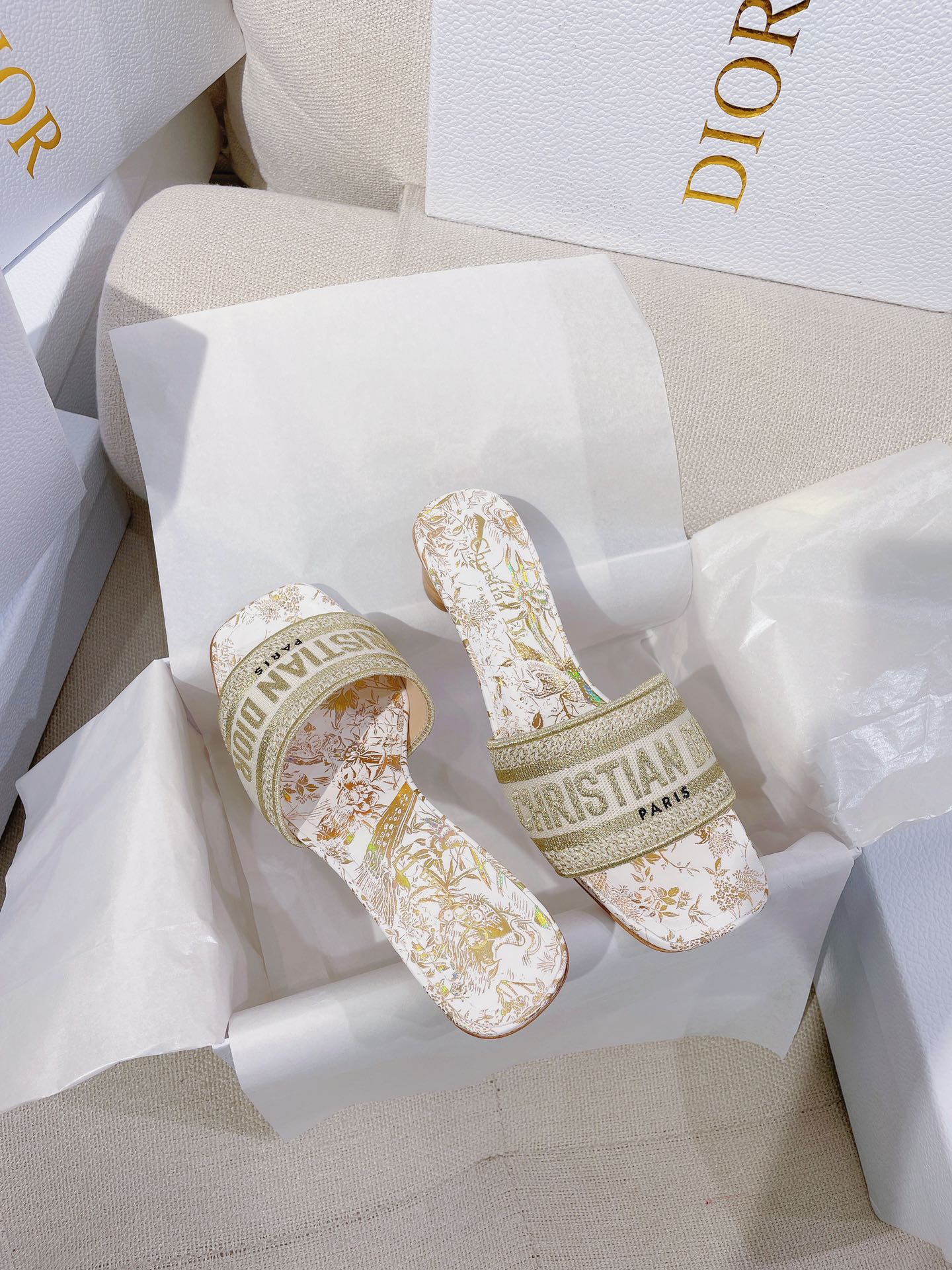 NO:264139,New Dio* CD..Classic Dway Animal Jungle Series Juyi Printed Lust Gold Wire Embroidered Letters Square Toe Low Heel Sandals. The original version is the highest, ZP comparison and you are welcome to compare this Dway cotton heeled sandals are created by Pietro Ruffo. This Dway cotton heeled sandals are made of Voyage Juyi embroidery created by Pietro Ruffo, which sets off the classic patterns of Mr. D with the Indian style of animals and plants. The white and black cotton upper is embroidered with the Christian D Paris logo embroidered, which is recognizable, and the square toe adds a fashionable charm. It is matched with a 3.5 cm cylindrical heel, which makes it more refined, adding a fashionable style to all kinds of shapes. Upper gold wire cotton embroidered upper, inner insole, sheepskin lining, sole genuine leather sole  size35-39 size (40 sizes can be customized without return) color multi-color heel height 3.5 cm with CD box full set of high-end packaging Low heels, slippers, dior, slippers, sheepskin, Leather soles19860909上新Dio* CD ..经典Dway动物丛林系列茹伊印花光泽金丝线刺绣字母方头低跟凉拖鞋  原单最高版本,ZP对比做货欢迎任意对比  这款 Dway 棉质带跟凉拖饰以由彼得罗·鲁福 (Pietro Ruffo) 创作的 Voyage 茹伊印花刺绣,以富有印度风情的动植物衬托 d先生的经典图案.白色和黑色棉质鞋面饰以 Christian D Paris 标志刺绣,富有辨识度,方形鞋头更添时尚魅力.搭配 3.5 厘米圆柱形鞋跟更显精致,为各式造型增添时尚风格  鞋面金丝线棉质刺绣鞋面  内里鞋垫羊皮内里 鞋底真皮大底  size35-39码（40码可定制不退换）  color多色  跟高3.5厘米  配CD盒子全套高端包装  低跟,拖鞋,dior,slippers,sheepskin,Leather soles,Women's Shoes