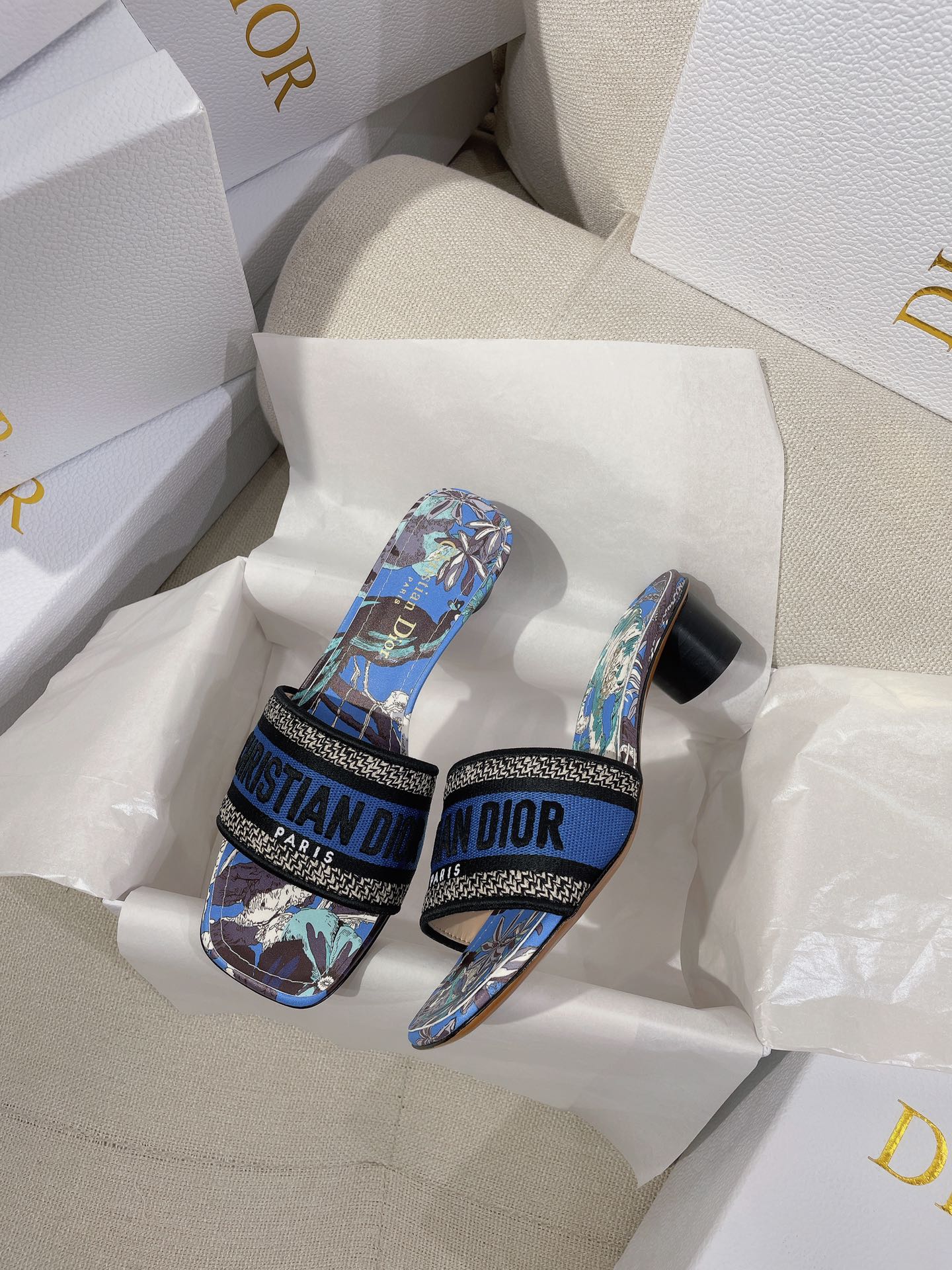 NO:264119,New Dio* CD..Classic Dway Animal Jungle Series Juyi Printed Lust Gold Wire Embroidered Letters Square Toe Low Heel Sandals. The original version is the highest, ZP comparison and you are welcome to compare this Dway cotton heeled sandals are created by Pietro Ruffo. This Dway cotton heeled sandals are made of Voyage Juyi embroidery created by Pietro Ruffo, which sets off the classic patterns of Mr. D with the Indian style of animals and plants. The white and black cotton upper is embroidered with the Christian D Paris logo embroidered, which is recognizable, and the square toe adds a fashionable charm. It is matched with a 3.5 cm cylindrical heel, which makes it more refined, adding a fashionable style to all kinds of shapes. Upper gold wire cotton embroidered upper, inner insole, sheepskin lining, sole genuine leather sole  size35-39 size (40 sizes can be customized without return) color multi-color heel height 3.5 cm with CD box full set of high-end packaging Low heels, slippers, dior, slippers, sheepskin, Leather soles19860909上新Dio* CD ..经典Dway动物丛林系列茹伊印花光泽金丝线刺绣字母方头低跟凉拖鞋  原单最高版本,ZP对比做货欢迎任意对比  这款 Dway 棉质带跟凉拖饰以由彼得罗·鲁福 (Pietro Ruffo) 创作的 Voyage 茹伊印花刺绣,以富有印度风情的动植物衬托 d先生的经典图案.白色和黑色棉质鞋面饰以 Christian D Paris 标志刺绣,富有辨识度,方形鞋头更添时尚魅力.搭配 3.5 厘米圆柱形鞋跟更显精致,为各式造型增添时尚风格  鞋面金丝线棉质刺绣鞋面  内里鞋垫羊皮内里 鞋底真皮大底  size35-39码（40码可定制不退换）  color多色  跟高3.5厘米  配CD盒子全套高端包装  低跟,拖鞋,dior,slippers,sheepskin,Leather soles,Women's Shoes