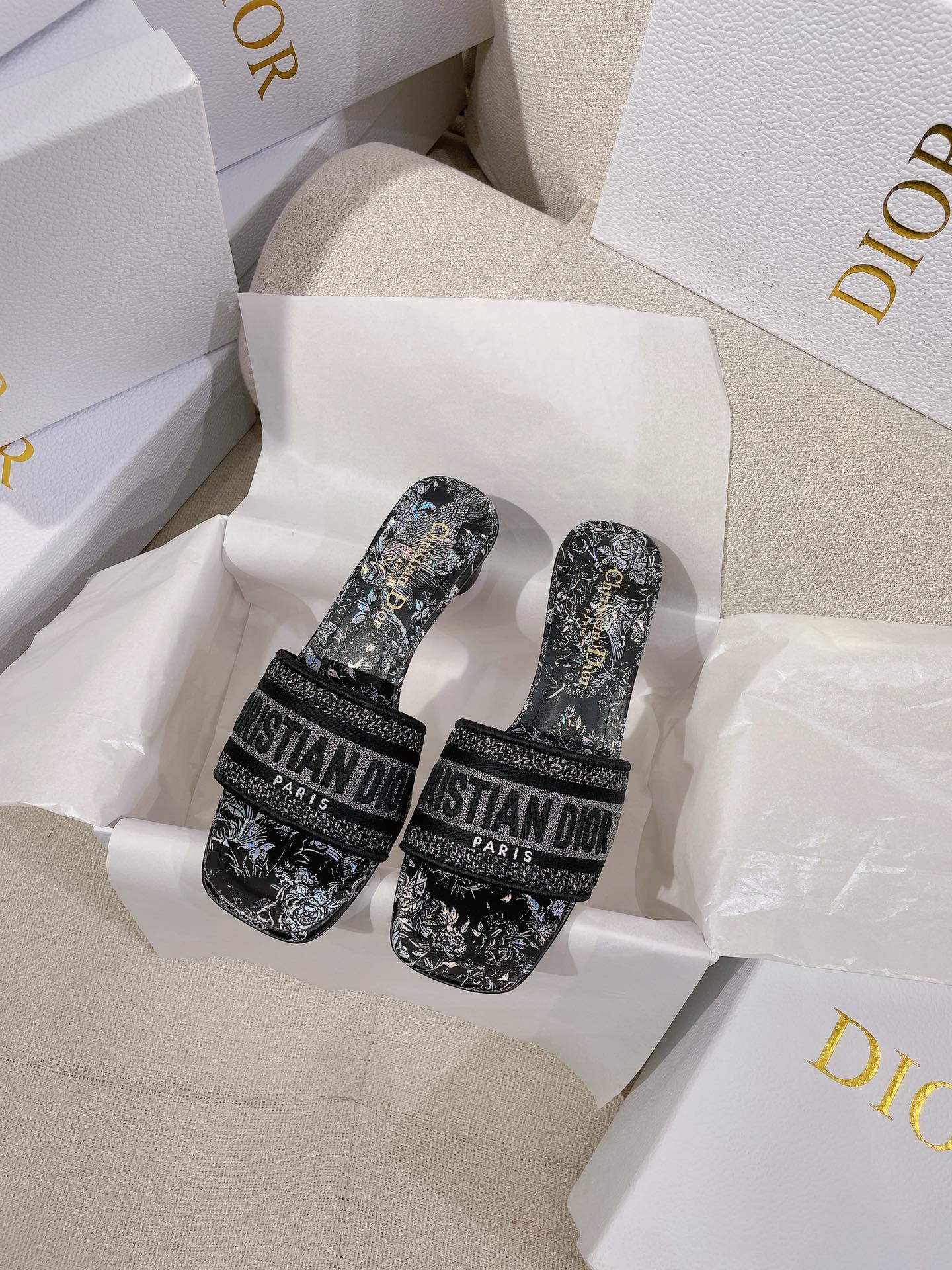 NO:264123,New Dio* CD..Classic Dway Animal Jungle Series Juyi Printed Lust Gold Wire Embroidered Letters Square Toe Low Heel Sandals. The original version is the highest, ZP comparison and you are welcome to compare this Dway cotton heeled sandals are created by Pietro Ruffo. This Dway cotton heeled sandals are made of Voyage Juyi embroidery created by Pietro Ruffo, which sets off the classic patterns of Mr. D with the Indian style of animals and plants. The white and black cotton upper is embroidered with the Christian D Paris logo embroidered, which is recognizable, and the square toe adds a fashionable charm. It is matched with a 3.5 cm cylindrical heel, which makes it more refined, adding a fashionable style to all kinds of shapes. Upper gold wire cotton embroidered upper, inner insole, sheepskin lining, sole genuine leather sole  size35-39 size (40 sizes can be customized without return) color multi-color heel height 3.5 cm with CD box full set of high-end packaging Low heels, slippers, dior, slippers, sheepskin, Leather soles19860909上新Dio* CD ..经典Dway动物丛林系列茹伊印花光泽金丝线刺绣字母方头低跟凉拖鞋  原单最高版本,ZP对比做货欢迎任意对比  这款 Dway 棉质带跟凉拖饰以由彼得罗·鲁福 (Pietro Ruffo) 创作的 Voyage 茹伊印花刺绣,以富有印度风情的动植物衬托 d先生的经典图案.白色和黑色棉质鞋面饰以 Christian D Paris 标志刺绣,富有辨识度,方形鞋头更添时尚魅力.搭配 3.5 厘米圆柱形鞋跟更显精致,为各式造型增添时尚风格  鞋面金丝线棉质刺绣鞋面  内里鞋垫羊皮内里 鞋底真皮大底  size35-39码（40码可定制不退换）  color多色  跟高3.5厘米  配CD盒子全套高端包装  低跟,拖鞋,dior,slippers,sheepskin,Leather soles,Women's Shoes