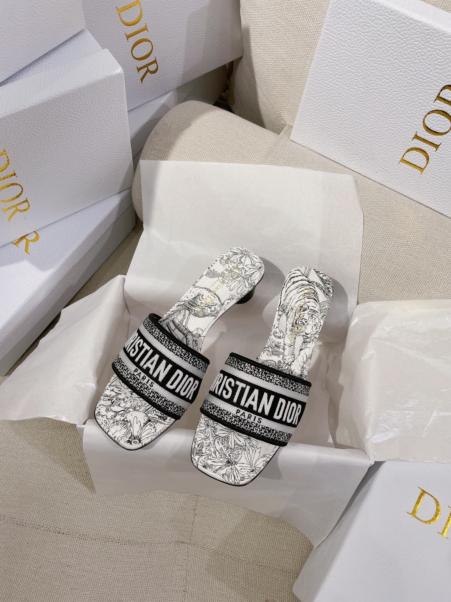 NO:264131,New Dio* CD..Classic Dway Animal Jungle Series Juyi Printed Lust Gold Wire Embroidered Letters Square Toe Low Heel Sandals. The original version is the highest, ZP comparison and you are welcome to compare this Dway cotton heeled sandals are created by Pietro Ruffo. This Dway cotton heeled sandals are made of Voyage Juyi embroidery created by Pietro Ruffo, which sets off the classic patterns of Mr. D with the Indian style of animals and plants. The white and black cotton upper is embroidered with the Christian D Paris logo embroidered, which is recognizable, and the square toe adds a fashionable charm. It is matched with a 3.5 cm cylindrical heel, which makes it more refined, adding a fashionable style to all kinds of shapes. Upper gold wire cotton embroidered upper, inner insole, sheepskin lining, sole genuine leather sole  size35-39 size (40 sizes can be customized without return) color multi-color heel height 3.5 cm with CD box full set of high-end packaging Low heels, slippers, dior, slippers, sheepskin, Leather soles19860909上新Dio* CD ..经典Dway动物丛林系列茹伊印花光泽金丝线刺绣字母方头低跟凉拖鞋  原单最高版本,ZP对比做货欢迎任意对比  这款 Dway 棉质带跟凉拖饰以由彼得罗·鲁福 (Pietro Ruffo) 创作的 Voyage 茹伊印花刺绣,以富有印度风情的动植物衬托 d先生的经典图案.白色和黑色棉质鞋面饰以 Christian D Paris 标志刺绣,富有辨识度,方形鞋头更添时尚魅力.搭配 3.5 厘米圆柱形鞋跟更显精致,为各式造型增添时尚风格  鞋面金丝线棉质刺绣鞋面  内里鞋垫羊皮内里 鞋底真皮大底  size35-39码（40码可定制不退换）  color多色  跟高3.5厘米  配CD盒子全套高端包装  低跟,拖鞋,dior,slippers,sheepskin,Leather soles,Women's Shoes