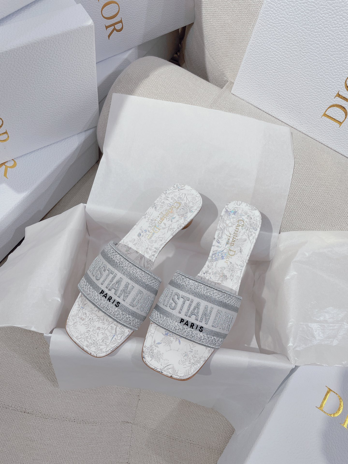 NO:264135,New Dio* CD..Classic Dway Animal Jungle Series Juyi Printed Lust Gold Wire Embroidered Letters Square Toe Low Heel Sandals. The original version is the highest, ZP comparison and you are welcome to compare this Dway cotton heeled sandals are created by Pietro Ruffo. This Dway cotton heeled sandals are made of Voyage Juyi embroidery created by Pietro Ruffo, which sets off the classic patterns of Mr. D with the Indian style of animals and plants. The white and black cotton upper is embroidered with the Christian D Paris logo embroidered, which is recognizable, and the square toe adds a fashionable charm. It is matched with a 3.5 cm cylindrical heel, which makes it more refined, adding a fashionable style to all kinds of shapes. Upper gold wire cotton embroidered upper, inner insole, sheepskin lining, sole genuine leather sole  size35-39 size (40 sizes can be customized without return) color multi-color heel height 3.5 cm with CD box full set of high-end packaging Low heels, slippers, dior, slippers, sheepskin, Leather soles19860909上新Dio* CD ..经典Dway动物丛林系列茹伊印花光泽金丝线刺绣字母方头低跟凉拖鞋  原单最高版本,ZP对比做货欢迎任意对比  这款 Dway 棉质带跟凉拖饰以由彼得罗·鲁福 (Pietro Ruffo) 创作的 Voyage 茹伊印花刺绣,以富有印度风情的动植物衬托 d先生的经典图案.白色和黑色棉质鞋面饰以 Christian D Paris 标志刺绣,富有辨识度,方形鞋头更添时尚魅力.搭配 3.5 厘米圆柱形鞋跟更显精致,为各式造型增添时尚风格  鞋面金丝线棉质刺绣鞋面  内里鞋垫羊皮内里 鞋底真皮大底  size35-39码（40码可定制不退换）  color多色  跟高3.5厘米  配CD盒子全套高端包装  低跟,拖鞋,dior,slippers,sheepskin,Leather soles,Women's Shoes