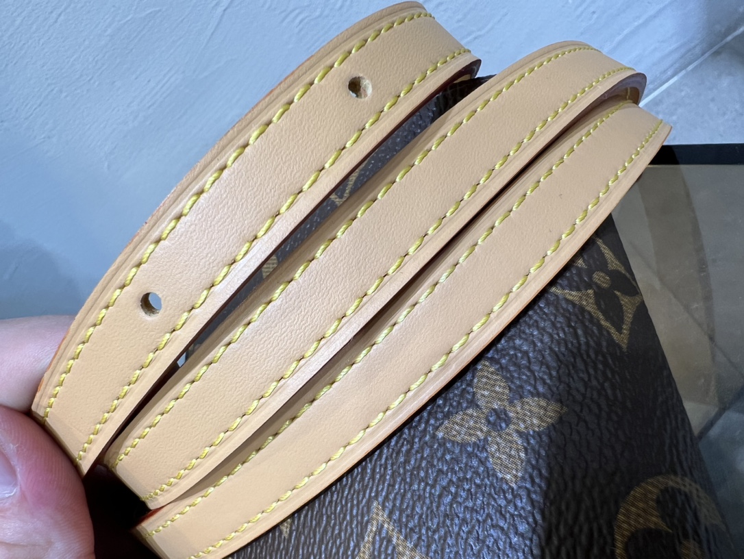 Louis Vuitton Classic Handcrafted Luxury Leather Shoulder Bag Ref 7