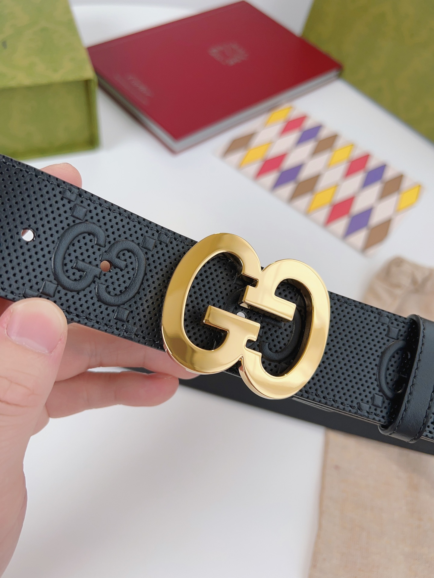  经典元素继续以各种新颖别致的方式呈现在Gucci各系列中。品牌字母交织造型配件亮眼呈现于GG Marm
