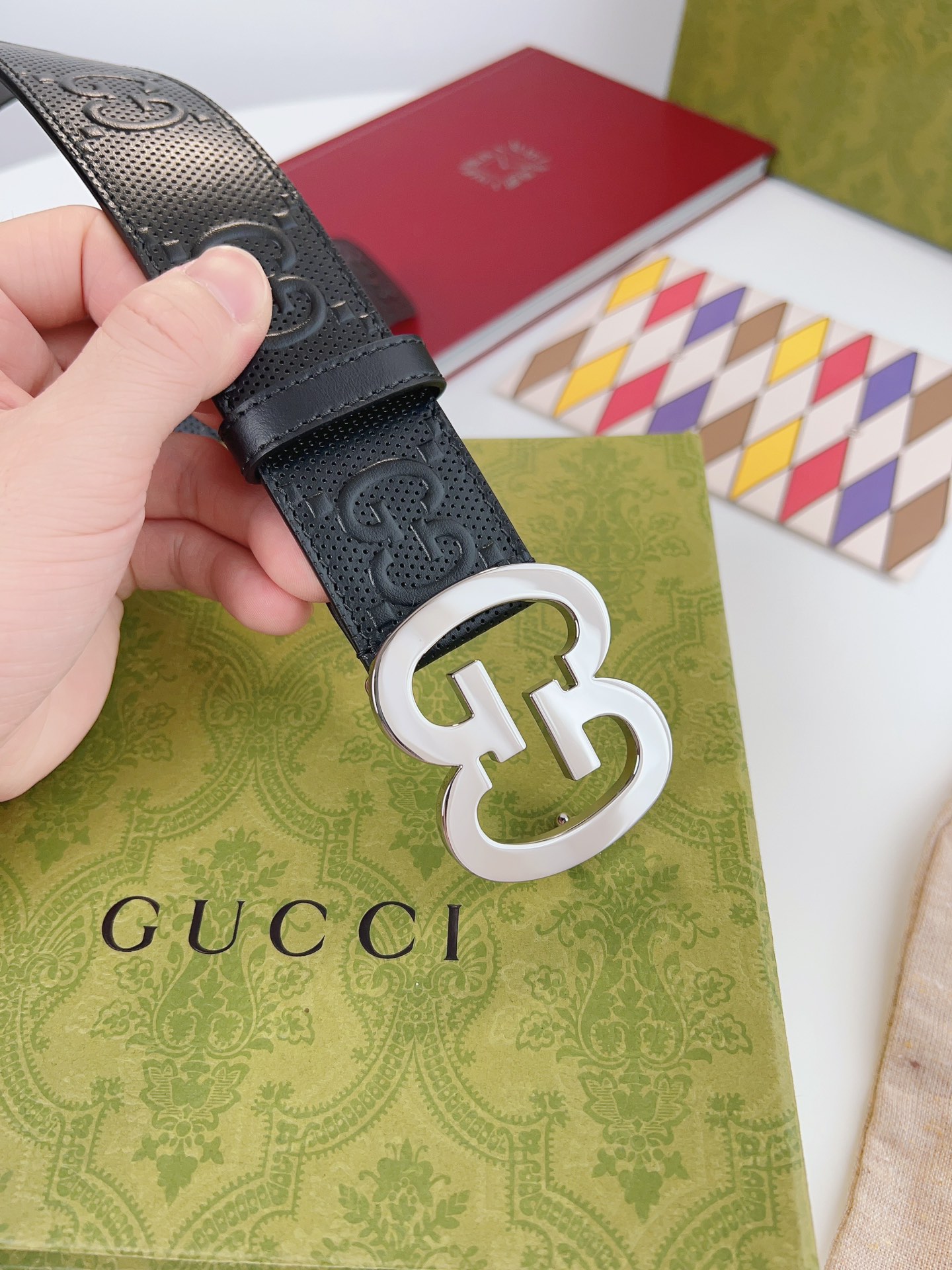  经典元素继续以各种新颖别致的方式呈现在Gucci各系列中。品牌字母交织造型配件亮眼呈现于GG Marm