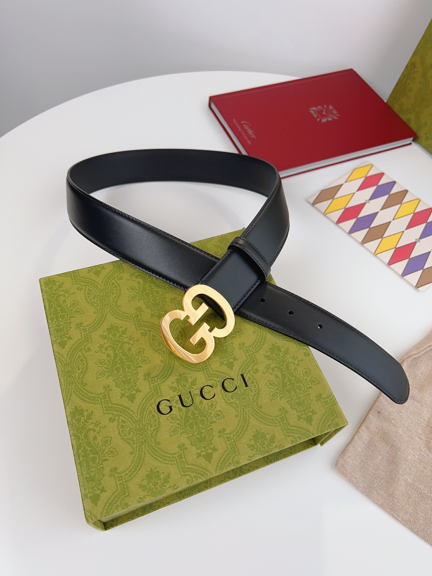  经典元素继续以各种新颖别致的方式呈现在Gucci各系列中。品牌字母交织造型配件亮眼呈现于GG Marm