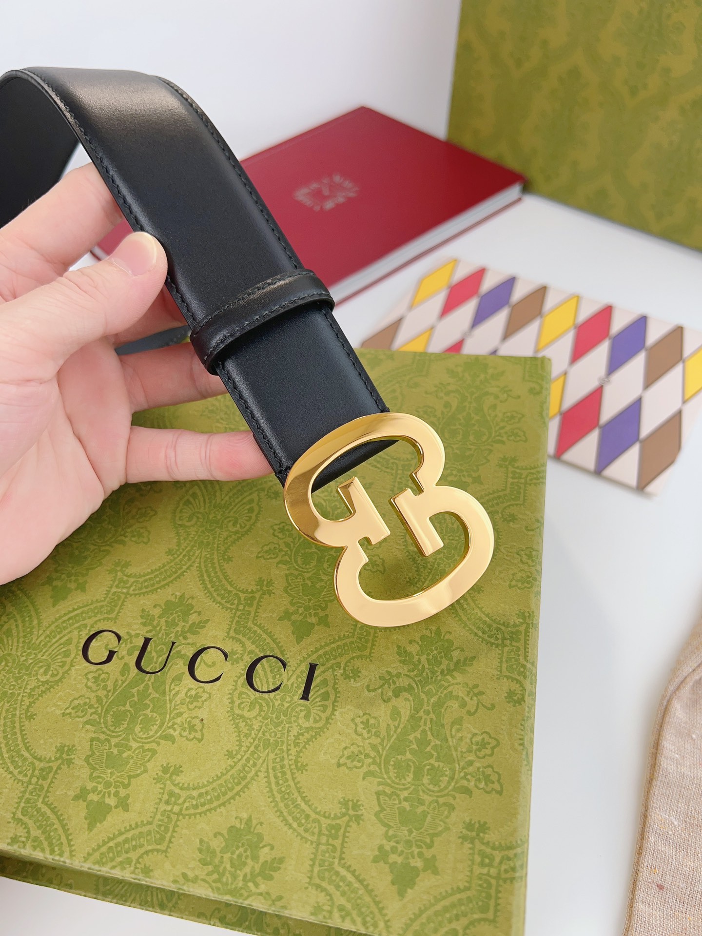  经典元素继续以各种新颖别致的方式呈现在Gucci各系列中。品牌字母交织造型配件亮眼呈现于GG Marm