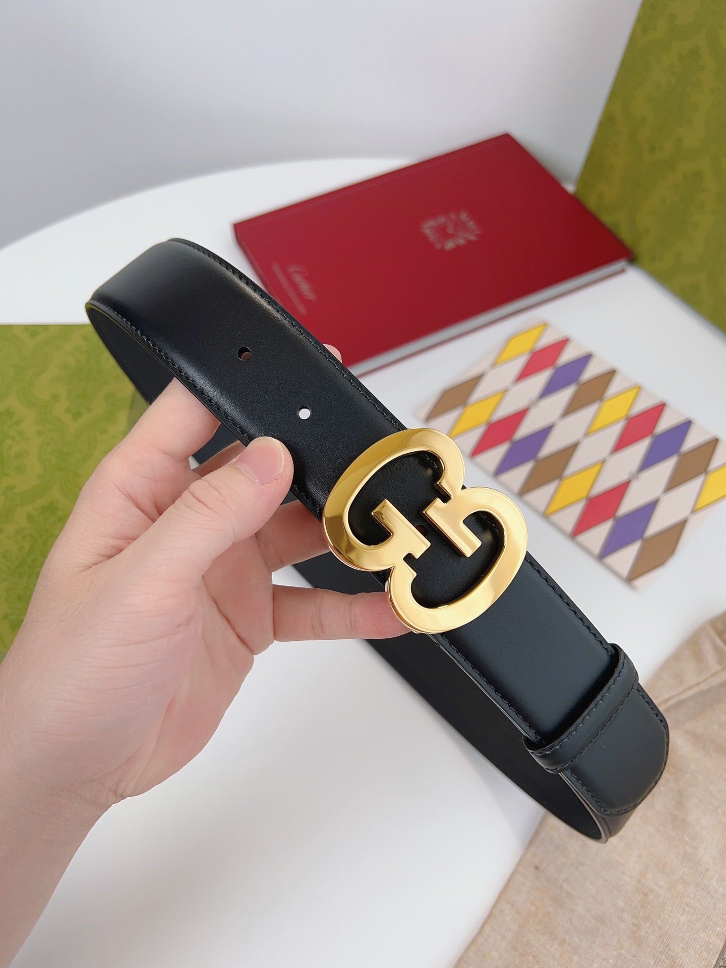 经典元素继续以各种新颖别致的方式呈现在Gucci各系列中。品牌字母交织造型配件亮眼呈现于GG Marm