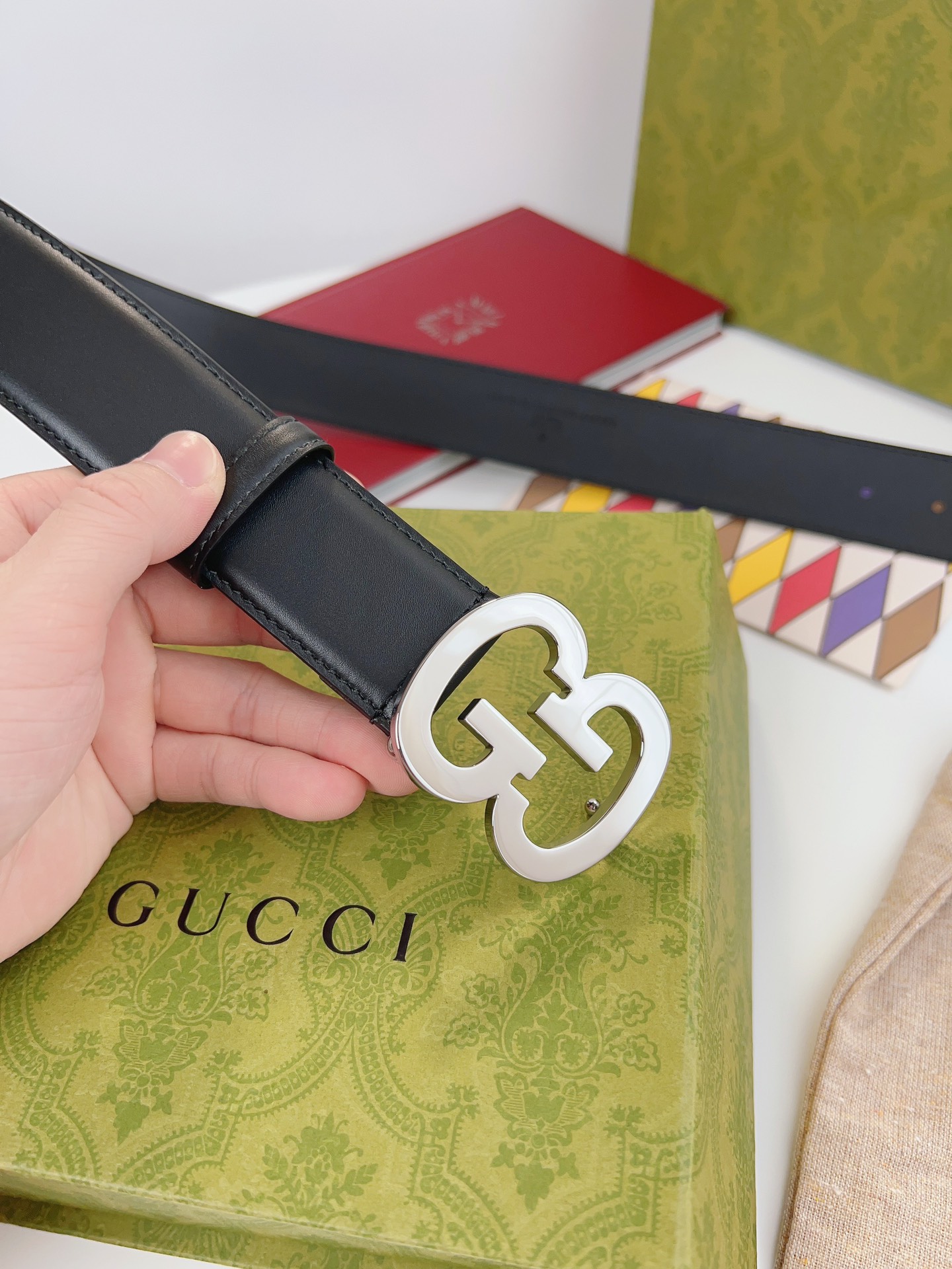  经典元素继续以各种新颖别致的方式呈现在Gucci各系列中。品牌字母交织造型配件亮眼呈现于GG Marm