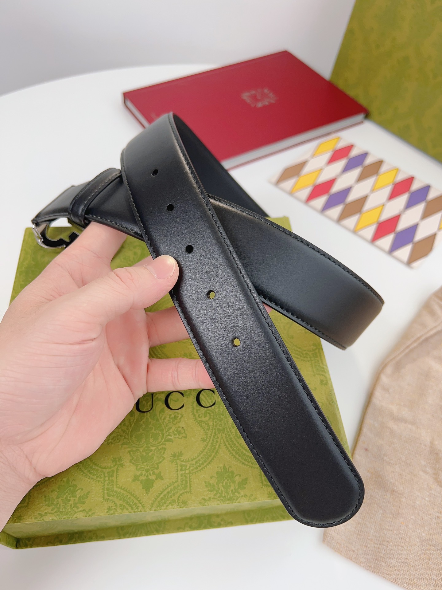  经典元素继续以各种新颖别致的方式呈现在Gucci各系列中。品牌字母交织造型配件亮眼呈现于GG Marm