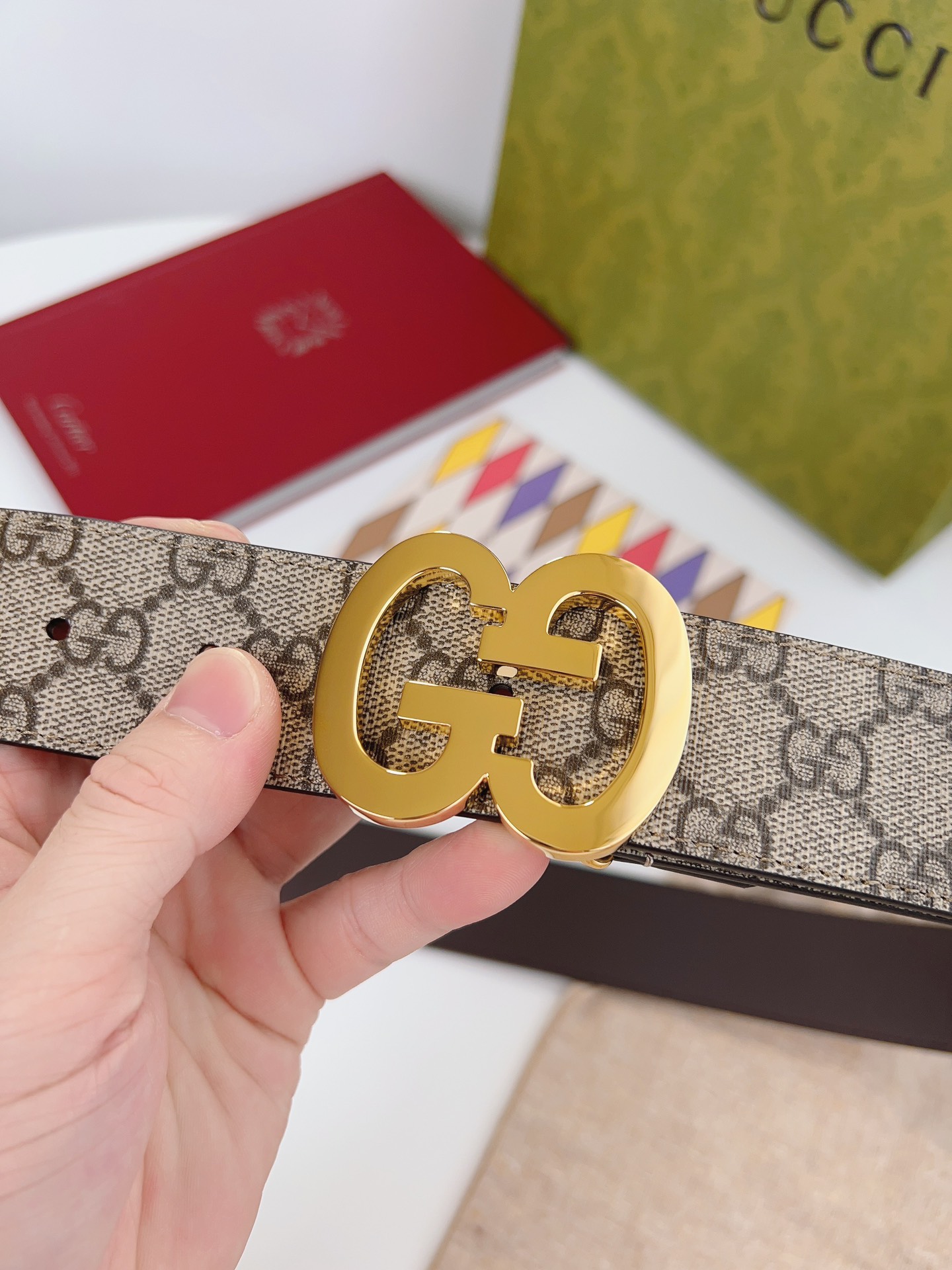  经典元素继续以各种新颖别致的方式呈现在Gucci各系列中。品牌字母交织造型配件亮眼呈现于GG Marm