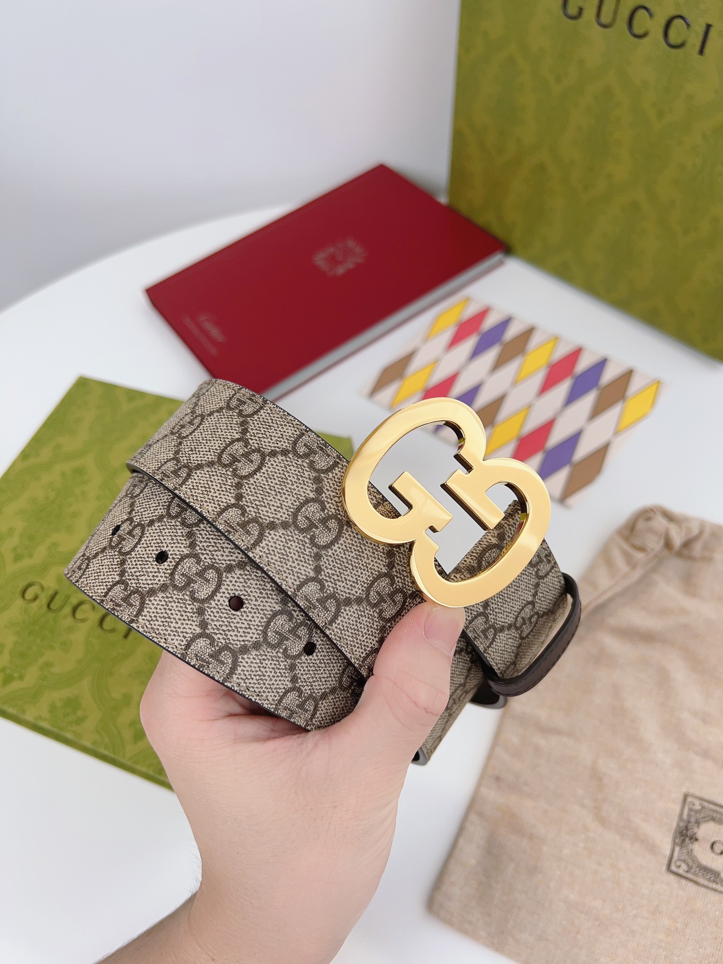  经典元素继续以各种新颖别致的方式呈现在Gucci各系列中。品牌字母交织造型配件亮眼呈现于GG Marm
