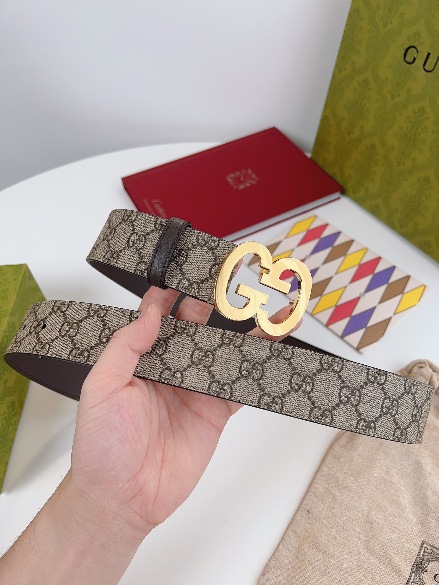  经典元素继续以各种新颖别致的方式呈现在Gucci各系列中。品牌字母交织造型配件亮眼呈现于GG Marm