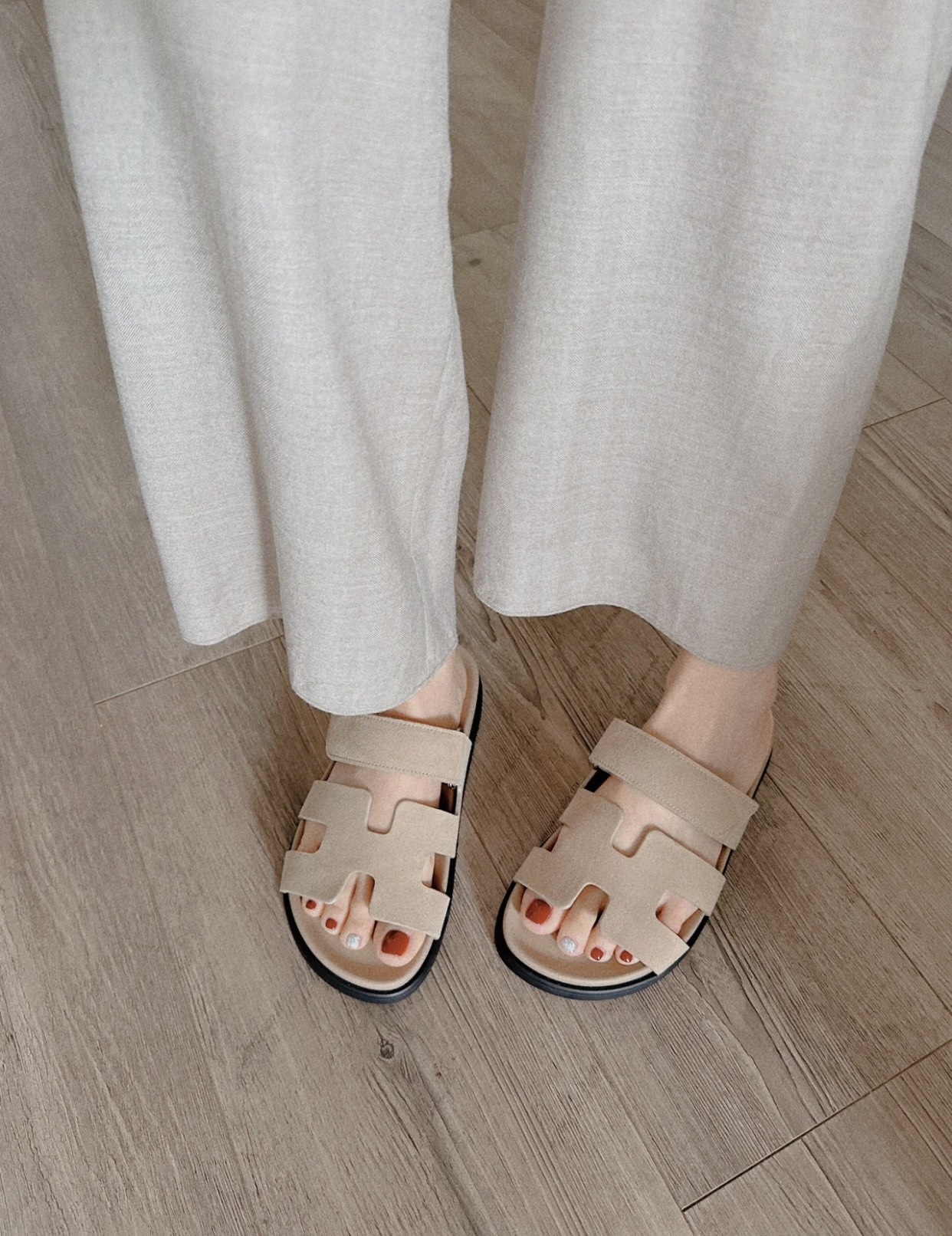 NO:253527,Desert sand color suede~H home love horses * second uncle shoes~H type Velcro flat sandals, slippers, hermes, slippers, chamois leather19860909沙漠沙色麂皮~H家爱马*二舅鞋~H型魔术贴平底凉拖鞋,拖鞋,hermes,slippers,chamois leather,Women's Shoes