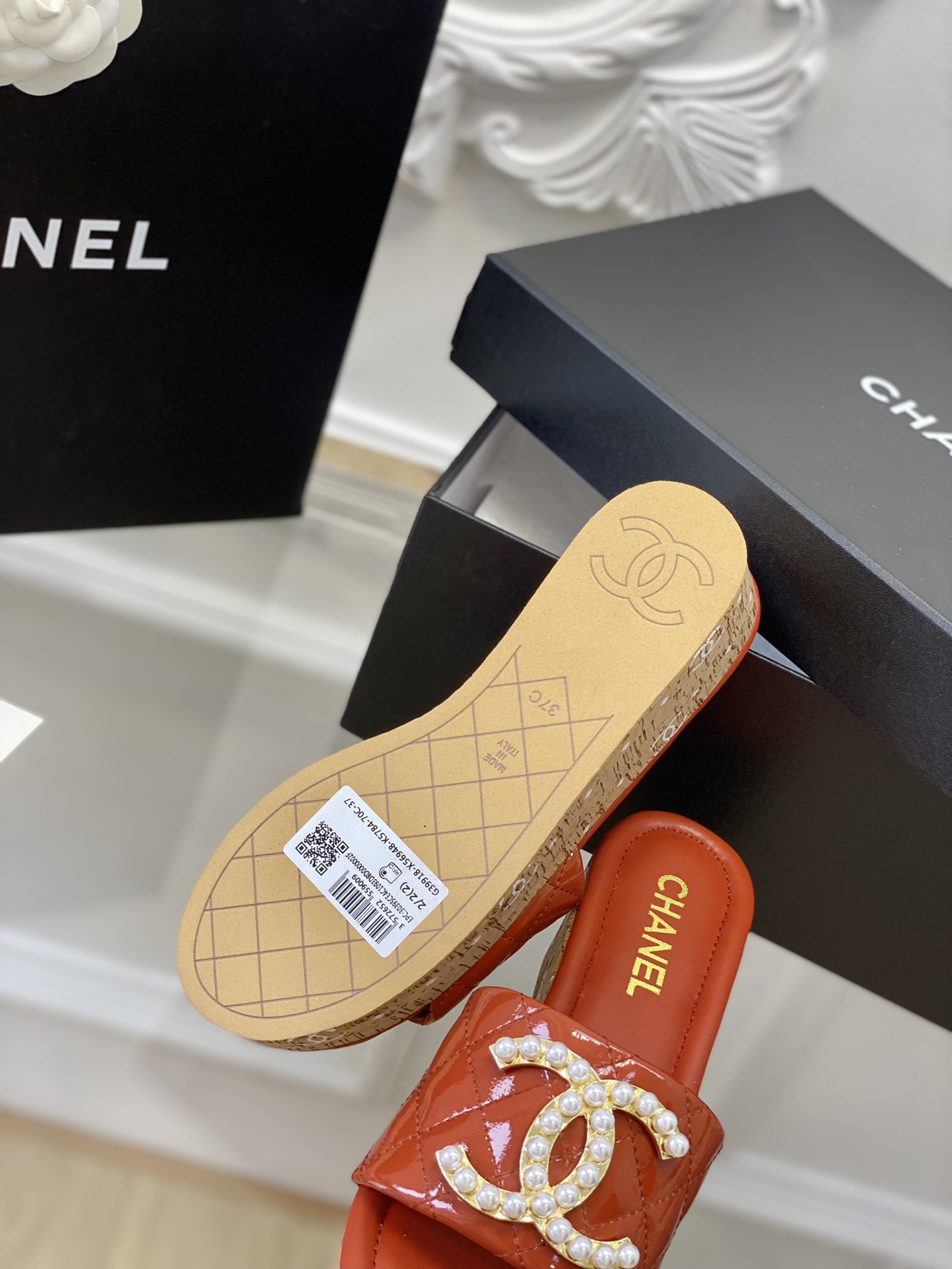 Chanel新品珍珠扣拖鞋！小香的鞋