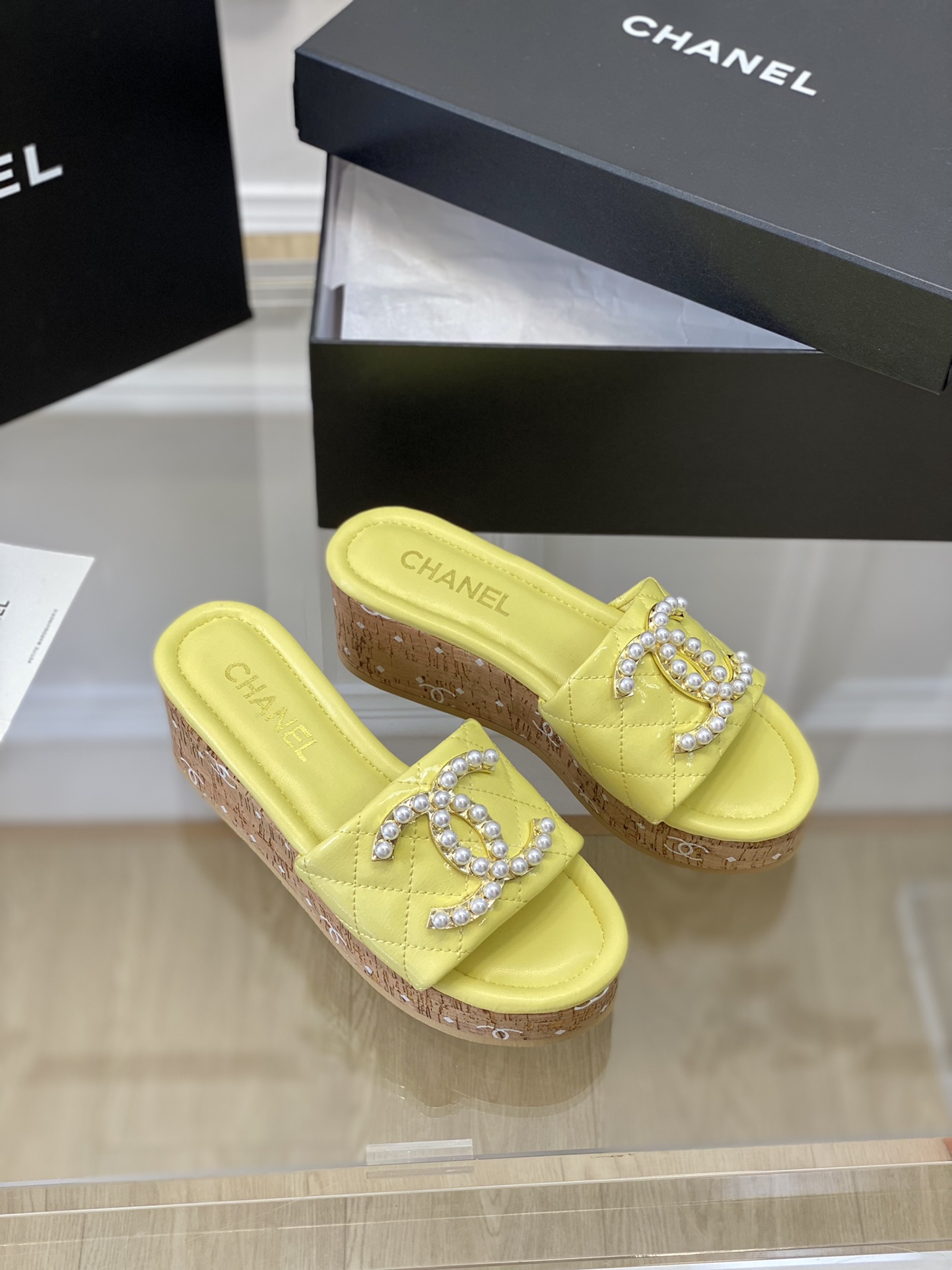 Chanel新品珍珠扣拖鞋！小香的鞋