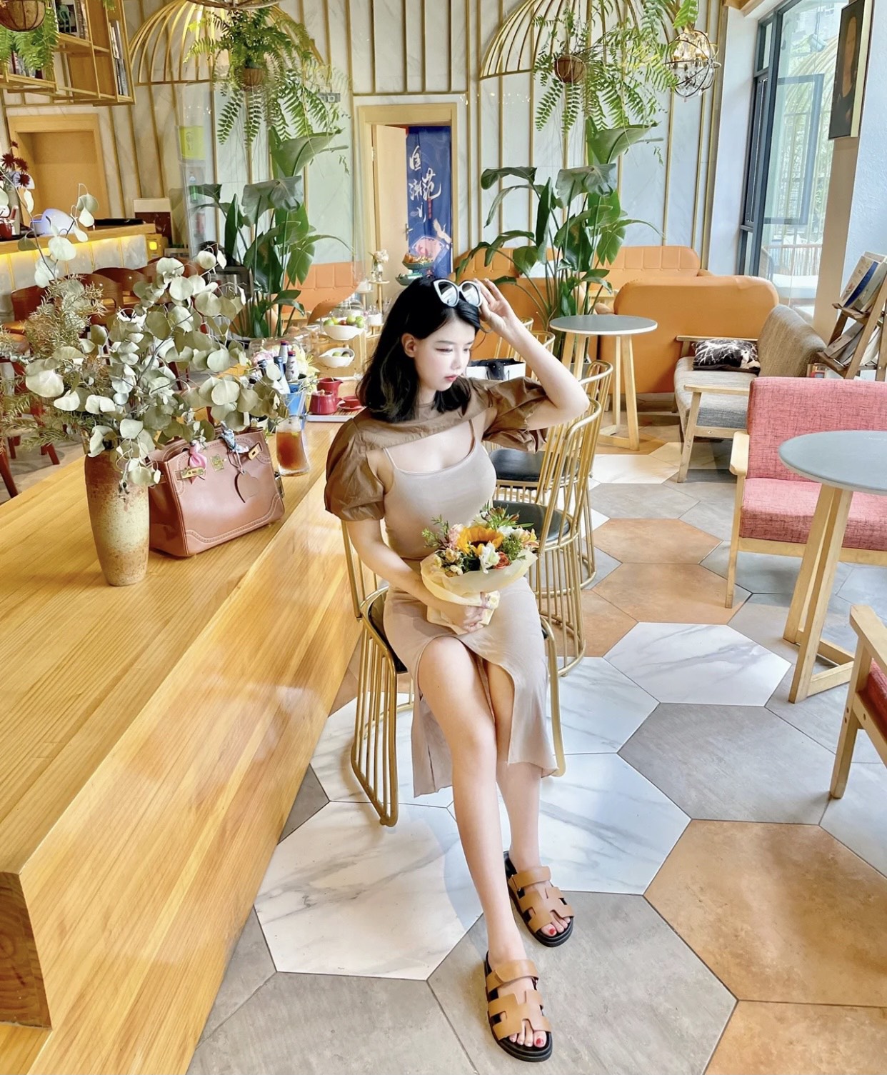 NO:253475,Golden brown cowhide ~ Aima*H-type Velcro flat sandals H's second uncle shoes have been loved since their launch. This year, they have launched various colors and materials, including elegant tones and bright colors. They are rare and versatile trendy products, slippers, hermes, slippers, cowhide19860909金棕色牛皮~ 爱马*H型魔术贴平底凉拖鞋 H家的二舅鞋自推出以来一直备受喜爱,今年和更是推出各种颜色材质,有典雅色调,也有亮丽色调,是不可多得的百搭潮品,拖鞋,hermes,slippers,cowhide,Women's Shoes