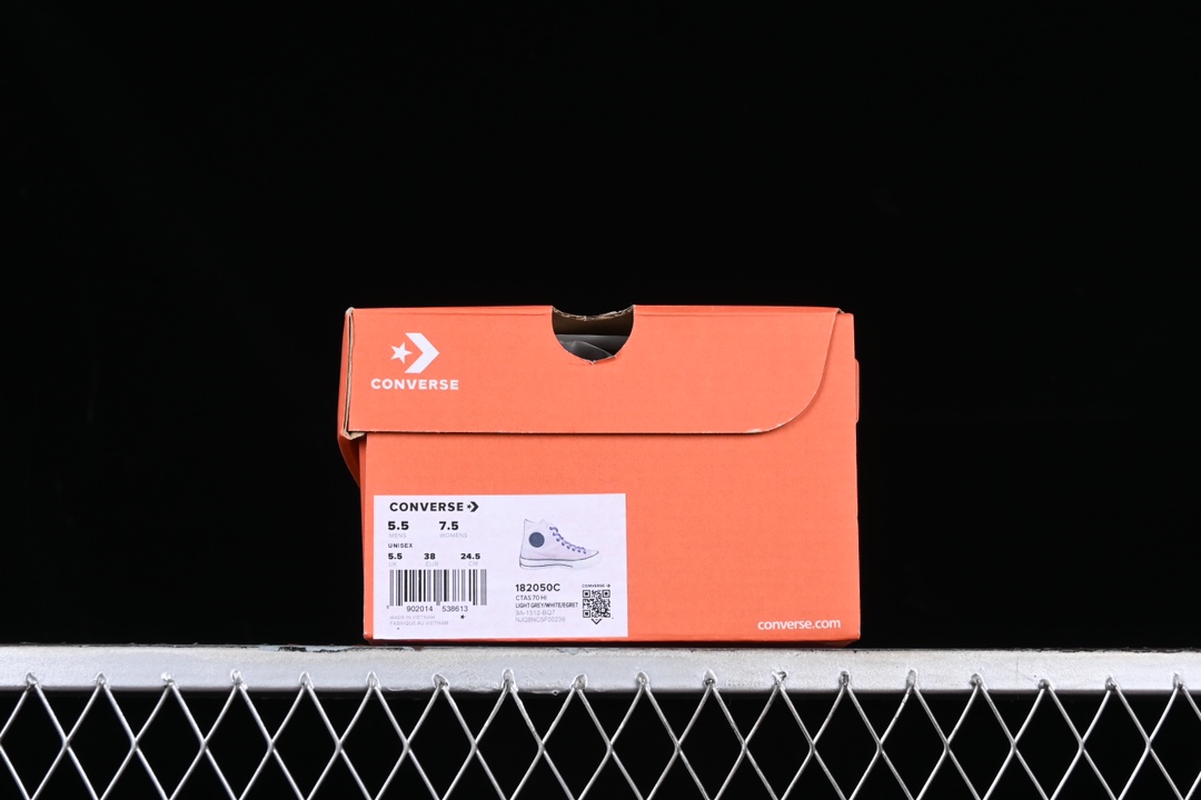 💰160纯原
Converse 1970s 极简主义 高帮休闲板鞋 182050C
#鞋款采用了灰色帆布鞋面 辅以黑色匡威的鞋侧徽标Logo 搭上彩色尼龙鞋带 质感不俗 为我们带来了一双干净 纯粹的全新设计
尺码:35 36 36.5 37 37.5 38 39 39.5 40 41 41.5 42 42.5 43 44 M.C3