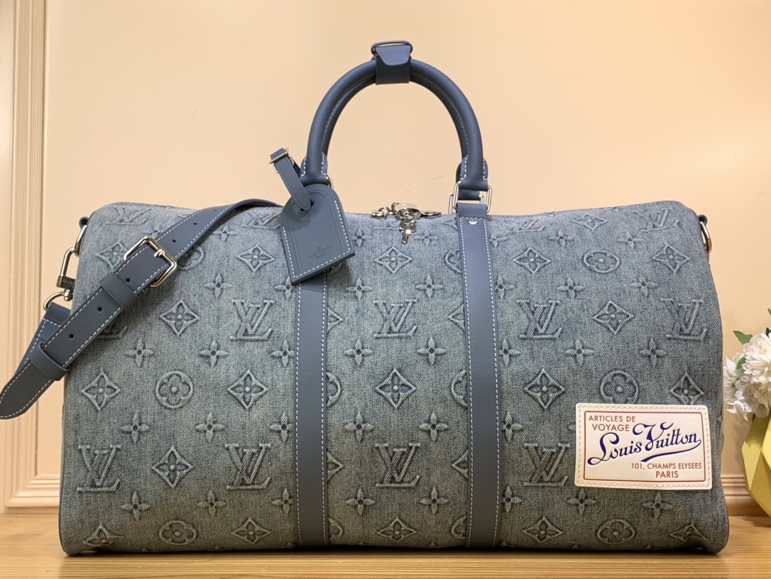 NO:551069,Top original item [KEEALL BANDOULIRE 50 travel bag] M22532 denim latest series - denim embroidery, this Keeall Bandoulière 50 travel bag is faded denim embossed with Monogram pattern, reinventing one of Louis Vuitton's classic designs. The reinforced side straps and top handle are made of cow leather, and the boarding luggage size does not lose enough space, suitable for weekend short trips. Size 50 x 29 x 23cm  8019095,,louis vuitton,cowhide19860909顶级原单【KEEALL BANDOULIRE 50 旅行袋】M22532 牛仔 最新系列--丹宁刺绣,本款 Keeall Bandoulière 50 旅行袋为褪色丹宁布压印 Monogram 图案,重塑路易威登的经典设计之一.加固侧带和顶部手柄取材牛皮革,登机行李尺寸不失充裕空间,适宜周末短途旅行 尺寸50 x 29 x 23cm 8019095,,louis vuitton,cowhide,Bag