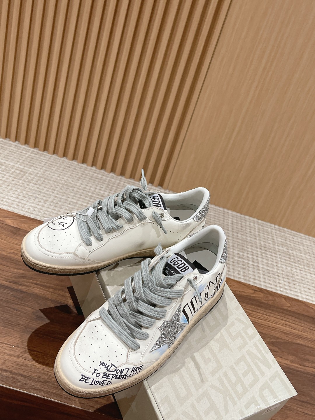 东莞代购版▪️厂价 💰300.00#限女款 𝐆𝐨𝐥𝐝𝐞𝐧 𝐆𝐨𝐨𝐬𝐞• 
❥𝐁𝐚𝐥𝐥𝐬𝐭𝐚𝐫｜Golden Goose Deluxe Brand
▪️ggdb经典情侣款小脏鞋~~火红程度上怼小白鞋，下踩各类小脏鞋！明星私服上脚示范 ×就是这么百搭 ！再也不用担心洗鞋的问题啦！
▪️最好穿的小白鞋，楦型和原版无差了，圆扁的鞋头修的非常正，不臃肿很秀气
▪️鞋面原版定制牛皮（做旧精髓所在）
▪️内里毛巾+牛皮垫脚
▪️原版开模3.5cm内增高乳胶鞋垫
▪️不规则手工打磨做破鞋面，就连鞋底也是打磨做旧的
▪️SIZE：35-39（40定做不退换）