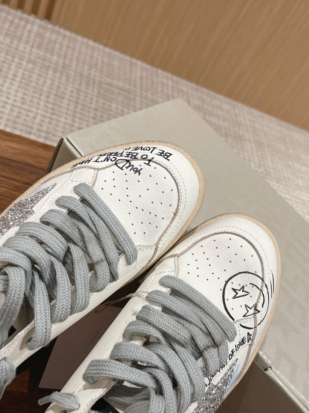 东莞代购版▪️厂价 💰300.00#限女款 𝐆𝐨𝐥𝐝𝐞𝐧 𝐆𝐨𝐨𝐬𝐞• 
❥𝐁𝐚𝐥𝐥𝐬𝐭𝐚𝐫｜Golden Goose Deluxe Brand
▪️ggdb经典情侣款小脏鞋~~火红程度上怼小白鞋，下踩各类小脏鞋！明星私服上脚示范 ×就是这么百搭 ！再也不用担心洗鞋的问题啦！
▪️最好穿的小白鞋，楦型和原版无差了，圆扁的鞋头修的非常正，不臃肿很秀气
▪️鞋面原版定制牛皮（做旧精髓所在）
▪️内里毛巾+牛皮垫脚
▪️原版开模3.5cm内增高乳胶鞋垫
▪️不规则手工打磨做破鞋面，就连鞋底也是打磨做旧的
▪️SIZE：35-39（40定做不退换）
