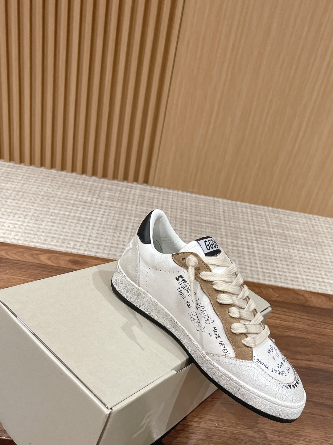 东莞代购版▪️厂价 💰290.00#情侣款 𝐆𝐨𝐥𝐝𝐞𝐧 𝐆𝐨𝐨𝐬𝐞•
❥𝐁𝐚𝐥𝐥𝐬𝐭𝐚𝐫|Golden Goose Deluxe Brand
▪️ggdb经典情侣款小脏鞋~~火红程度上怼小白鞋,下踩各类小脏鞋!明星私服上脚示范 ×就是这么百搭 !再也不用担心洗鞋的问题啦!
▪️最好穿的小白鞋,楦型和原版无差了,圆扁的鞋头修的非常正,不臃肿很秀气
▪️鞋面原版定制牛皮(做旧精髓所在)
▪️内里毛巾+牛皮垫脚
▪️原版开模3.5cm内增高乳胶鞋垫
▪️不规则手工打磨做破鞋面,就连鞋底也是打磨做旧的
▪️SIZE:35-45码