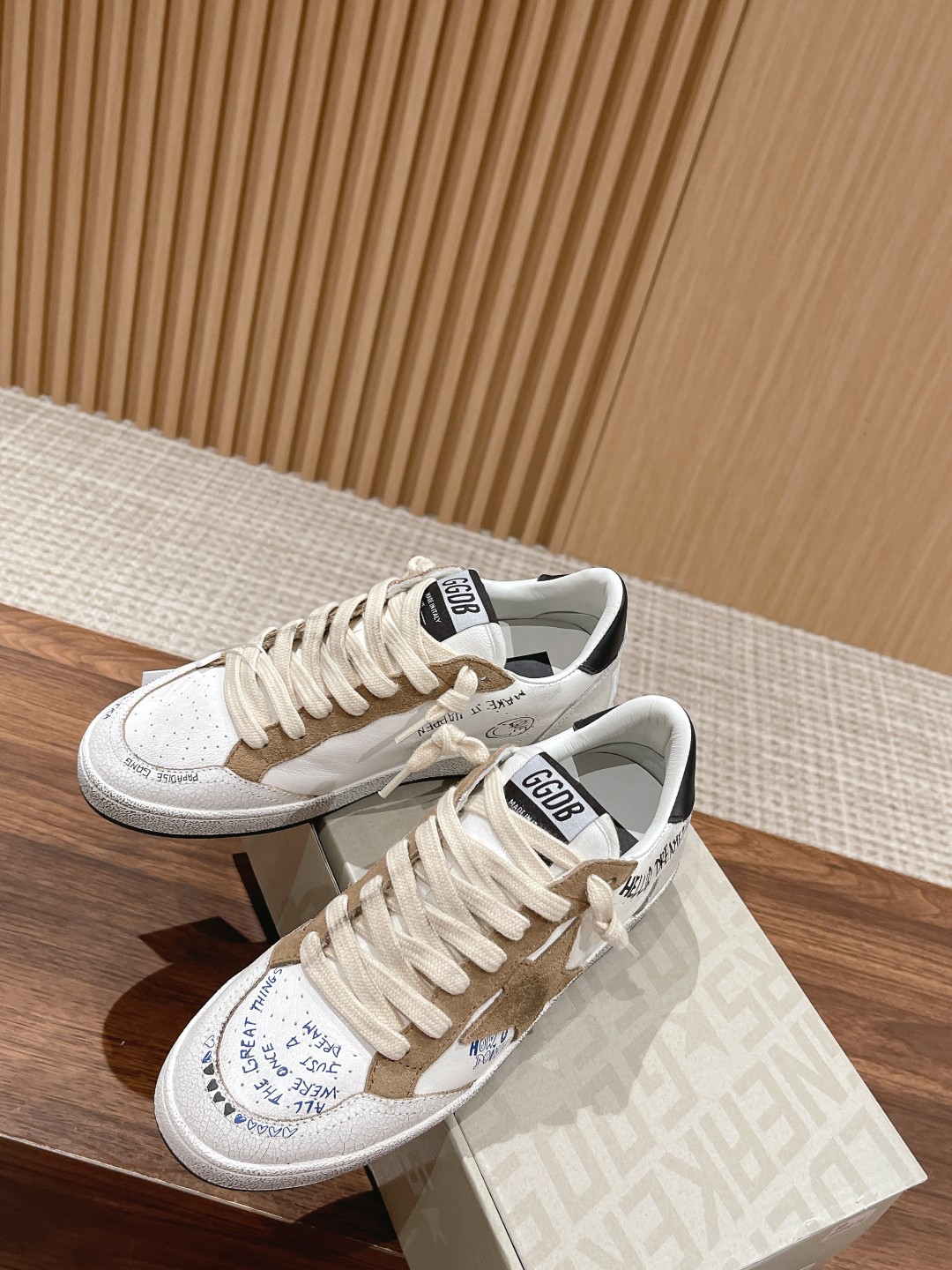东莞代购版▪️厂价 💰290.00#情侣款 𝐆𝐨𝐥𝐝𝐞𝐧 𝐆𝐨𝐨𝐬𝐞•
❥𝐁𝐚𝐥𝐥𝐬𝐭𝐚𝐫|Golden Goose Deluxe Brand
▪️ggdb经典情侣款小脏鞋~~火红程度上怼小白鞋,下踩各类小脏鞋!明星私服上脚示范 ×就是这么百搭 !再也不用担心洗鞋的问题啦!
▪️最好穿的小白鞋,楦型和原版无差了,圆扁的鞋头修的非常正,不臃肿很秀气
▪️鞋面原版定制牛皮(做旧精髓所在)
▪️内里毛巾+牛皮垫脚
▪️原版开模3.5cm内增高乳胶鞋垫
▪️不规则手工打磨做破鞋面,就连鞋底也是打磨做旧的
▪️SIZE:35-45码