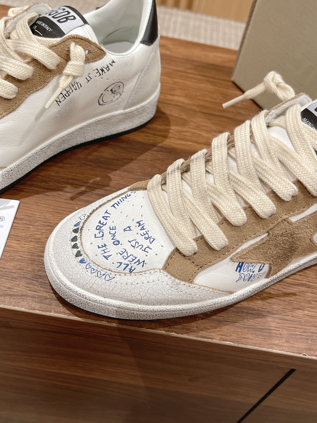 东莞代购版▪️厂价 💰290.00#情侣款 𝐆𝐨𝐥𝐝𝐞𝐧 𝐆𝐨𝐨𝐬𝐞•
❥𝐁𝐚𝐥𝐥𝐬𝐭𝐚𝐫|Golden Goose Deluxe Brand
▪️ggdb经典情侣款小脏鞋~~火红程度上怼小白鞋,下踩各类小脏鞋!明星私服上脚示范 ×就是这么百搭 !再也不用担心洗鞋的问题啦!
▪️最好穿的小白鞋,楦型和原版无差了,圆扁的鞋头修的非常正,不臃肿很秀气
▪️鞋面原版定制牛皮(做旧精髓所在)
▪️内里毛巾+牛皮垫脚
▪️原版开模3.5cm内增高乳胶鞋垫
▪️不规则手工打磨做破鞋面,就连鞋底也是打磨做旧的
▪️SIZE:35-45码