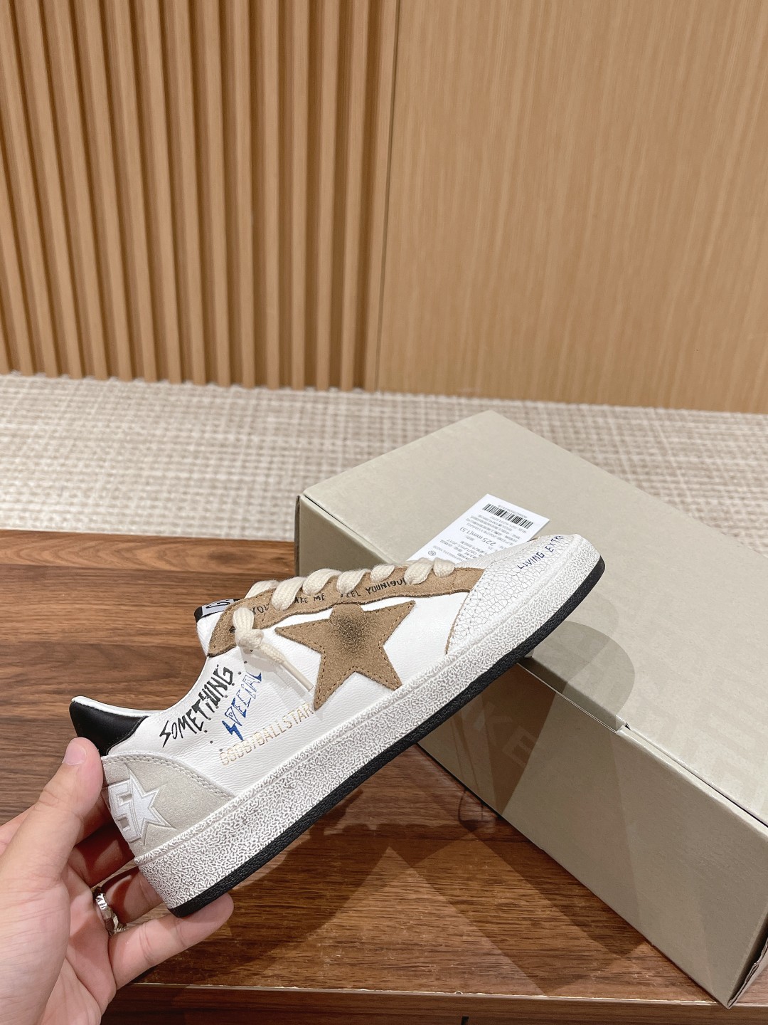东莞代购版▪️厂价 💰290.00#情侣款 𝐆𝐨𝐥𝐝𝐞𝐧 𝐆𝐨𝐨𝐬𝐞•
❥𝐁𝐚𝐥𝐥𝐬𝐭𝐚𝐫|Golden Goose Deluxe Brand
▪️ggdb经典情侣款小脏鞋~~火红程度上怼小白鞋,下踩各类小脏鞋!明星私服上脚示范 ×就是这么百搭 !再也不用担心洗鞋的问题啦!
▪️最好穿的小白鞋,楦型和原版无差了,圆扁的鞋头修的非常正,不臃肿很秀气
▪️鞋面原版定制牛皮(做旧精髓所在)
▪️内里毛巾+牛皮垫脚
▪️原版开模3.5cm内增高乳胶鞋垫
▪️不规则手工打磨做破鞋面,就连鞋底也是打磨做旧的
▪️SIZE:35-45码