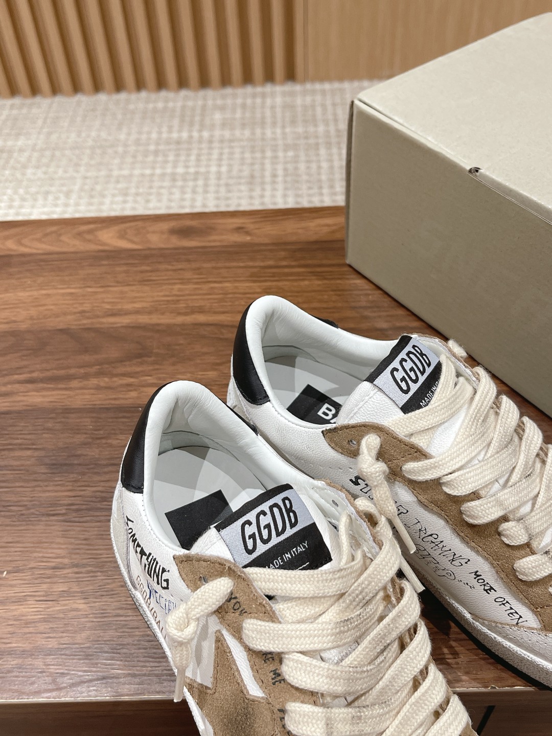 东莞代购版▪️厂价 💰290.00#情侣款 𝐆𝐨𝐥𝐝𝐞𝐧 𝐆𝐨𝐨𝐬𝐞•
❥𝐁𝐚𝐥𝐥𝐬𝐭𝐚𝐫|Golden Goose Deluxe Brand
▪️ggdb经典情侣款小脏鞋~~火红程度上怼小白鞋,下踩各类小脏鞋!明星私服上脚示范 ×就是这么百搭 !再也不用担心洗鞋的问题啦!
▪️最好穿的小白鞋,楦型和原版无差了,圆扁的鞋头修的非常正,不臃肿很秀气
▪️鞋面原版定制牛皮(做旧精髓所在)
▪️内里毛巾+牛皮垫脚
▪️原版开模3.5cm内增高乳胶鞋垫
▪️不规则手工打磨做破鞋面,就连鞋底也是打磨做旧的
▪️SIZE:35-45码