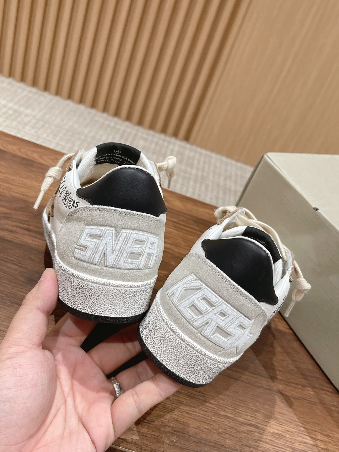 东莞代购版▪️厂价 💰290.00#情侣款 𝐆𝐨𝐥𝐝𝐞𝐧 𝐆𝐨𝐨𝐬𝐞•
❥𝐁𝐚𝐥𝐥𝐬𝐭𝐚𝐫|Golden Goose Deluxe Brand
▪️ggdb经典情侣款小脏鞋~~火红程度上怼小白鞋,下踩各类小脏鞋!明星私服上脚示范 ×就是这么百搭 !再也不用担心洗鞋的问题啦!
▪️最好穿的小白鞋,楦型和原版无差了,圆扁的鞋头修的非常正,不臃肿很秀气
▪️鞋面原版定制牛皮(做旧精髓所在)
▪️内里毛巾+牛皮垫脚
▪️原版开模3.5cm内增高乳胶鞋垫
▪️不规则手工打磨做破鞋面,就连鞋底也是打磨做旧的
▪️SIZE:35-45码