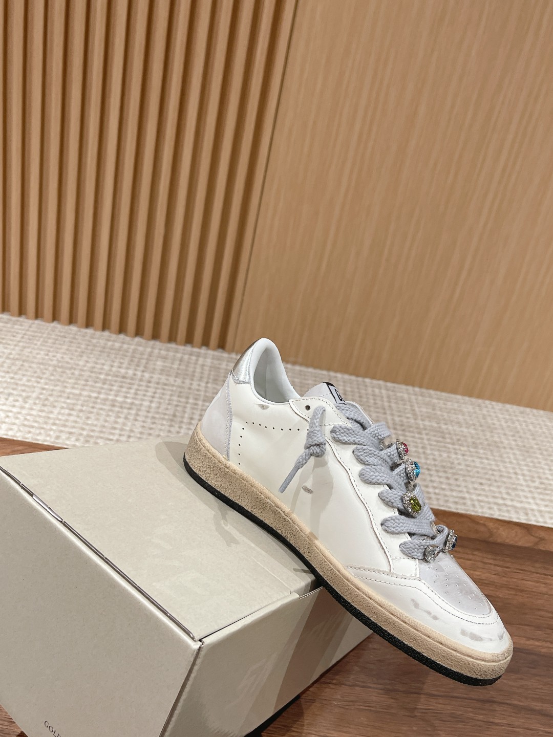 东莞代购版▪️厂价 💰290.00#限女款 𝐆𝐨𝐥𝐝𝐞𝐧 𝐆𝐨𝐨𝐬𝐞•
❥𝐁𝐚𝐥𝐥𝐬𝐭𝐚𝐫|Golden Goose Deluxe Brand
▪️ggdb经典情侣款小脏鞋~~火红程度上怼小白鞋,下踩各类小脏鞋!明星私服上脚示范 ×就是这么百搭 !再也不用担心洗鞋的问题啦!
▪️最好穿的小白鞋,楦型和原版无差了,圆扁的鞋头修的非常正,不臃肿很秀气
▪️鞋面原版定制牛皮(做旧精髓所在)
▪️内里毛巾+牛皮垫脚
▪️原版开模3.5cm内增高乳胶鞋垫
▪️不规则手工打磨做破鞋面,就连鞋底也是打磨做旧的
▪️SIZE:35-39(40定做不退换)