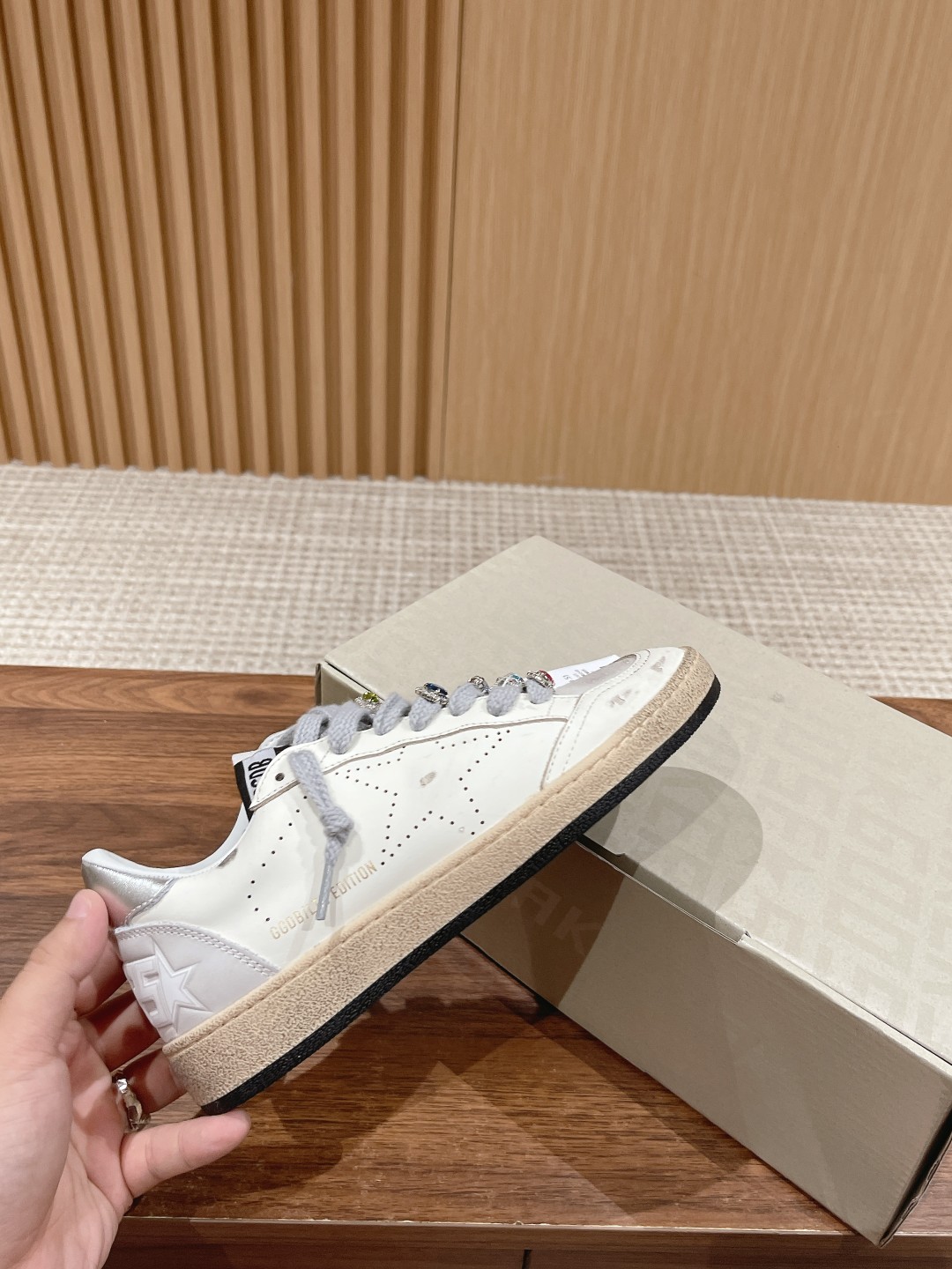 东莞代购版▪️厂价 💰290.00#限女款 𝐆𝐨𝐥𝐝𝐞𝐧 𝐆𝐨𝐨𝐬𝐞•
❥𝐁𝐚𝐥𝐥𝐬𝐭𝐚𝐫|Golden Goose Deluxe Brand
▪️ggdb经典情侣款小脏鞋~~火红程度上怼小白鞋,下踩各类小脏鞋!明星私服上脚示范 ×就是这么百搭 !再也不用担心洗鞋的问题啦!
▪️最好穿的小白鞋,楦型和原版无差了,圆扁的鞋头修的非常正,不臃肿很秀气
▪️鞋面原版定制牛皮(做旧精髓所在)
▪️内里毛巾+牛皮垫脚
▪️原版开模3.5cm内增高乳胶鞋垫
▪️不规则手工打磨做破鞋面,就连鞋底也是打磨做旧的
▪️SIZE:35-39(40定做不退换)