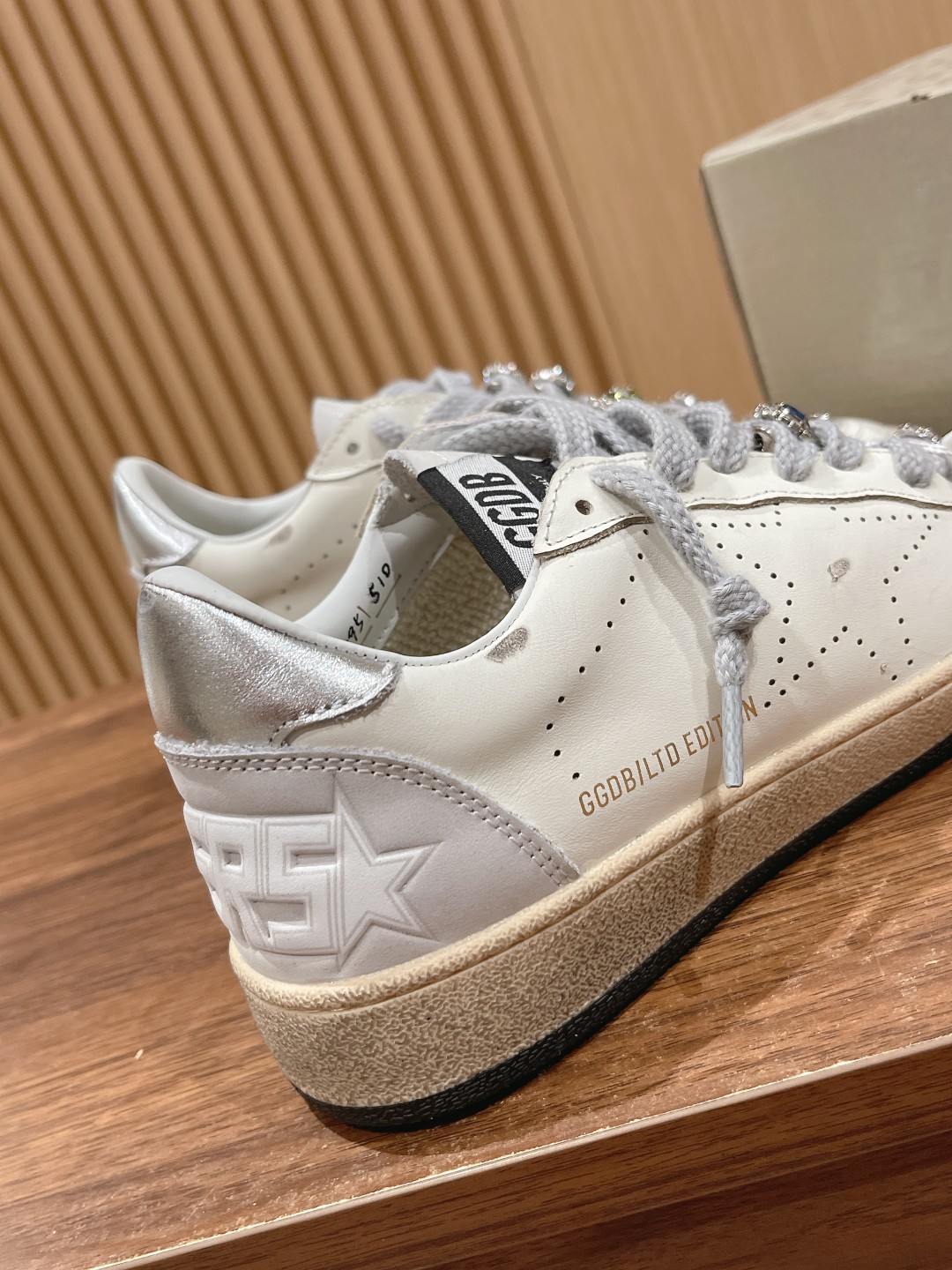 东莞代购版▪️厂价 💰290.00#限女款 𝐆𝐨𝐥𝐝𝐞𝐧 𝐆𝐨𝐨𝐬𝐞•
❥𝐁𝐚𝐥𝐥𝐬𝐭𝐚𝐫|Golden Goose Deluxe Brand
▪️ggdb经典情侣款小脏鞋~~火红程度上怼小白鞋,下踩各类小脏鞋!明星私服上脚示范 ×就是这么百搭 !再也不用担心洗鞋的问题啦!
▪️最好穿的小白鞋,楦型和原版无差了,圆扁的鞋头修的非常正,不臃肿很秀气
▪️鞋面原版定制牛皮(做旧精髓所在)
▪️内里毛巾+牛皮垫脚
▪️原版开模3.5cm内增高乳胶鞋垫
▪️不规则手工打磨做破鞋面,就连鞋底也是打磨做旧的
▪️SIZE:35-39(40定做不退换)