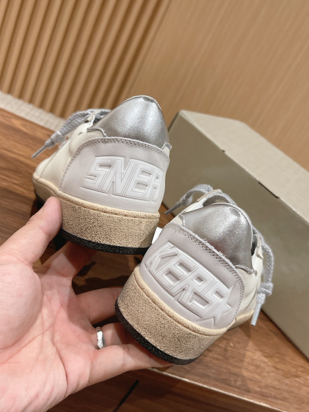 东莞代购版▪️厂价 💰290.00#限女款 𝐆𝐨𝐥𝐝𝐞𝐧 𝐆𝐨𝐨𝐬𝐞•
❥𝐁𝐚𝐥𝐥𝐬𝐭𝐚𝐫|Golden Goose Deluxe Brand
▪️ggdb经典情侣款小脏鞋~~火红程度上怼小白鞋,下踩各类小脏鞋!明星私服上脚示范 ×就是这么百搭 !再也不用担心洗鞋的问题啦!
▪️最好穿的小白鞋,楦型和原版无差了,圆扁的鞋头修的非常正,不臃肿很秀气
▪️鞋面原版定制牛皮(做旧精髓所在)
▪️内里毛巾+牛皮垫脚
▪️原版开模3.5cm内增高乳胶鞋垫
▪️不规则手工打磨做破鞋面,就连鞋底也是打磨做旧的
▪️SIZE:35-39(40定做不退换)