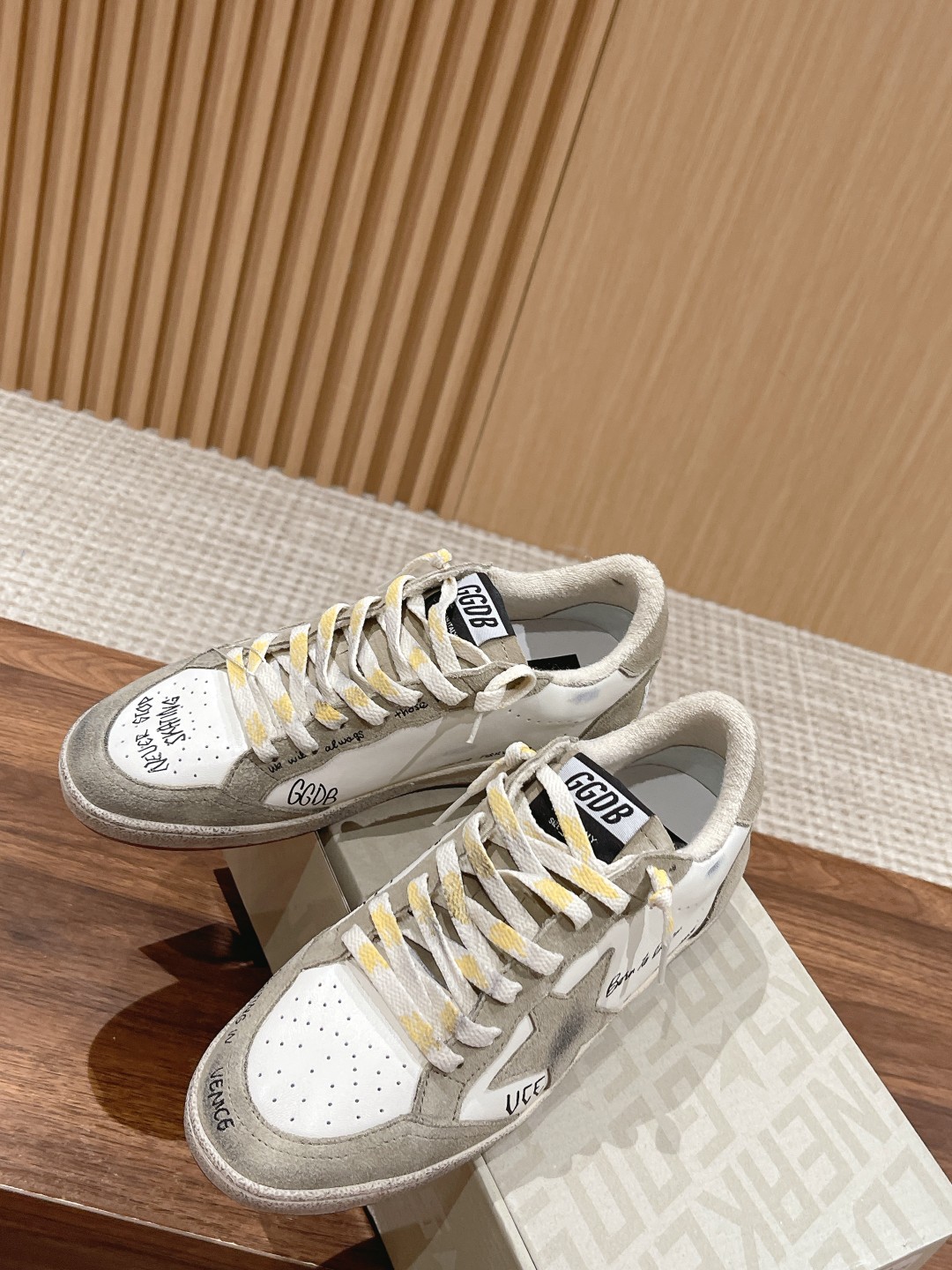 东莞代购版▪️厂价 💰290.00#情侣款 𝐆𝐨𝐥𝐝𝐞𝐧 𝐆𝐨𝐨𝐬𝐞• 
❥𝐁𝐚𝐥𝐥𝐬𝐭𝐚𝐫｜Golden Goose Deluxe Brand
▪️ggdb经典情侣款小脏鞋~~火红程度上怼小白鞋，下踩各类小脏鞋！明星私服上脚示范 ×就是这么百搭 ！再也不用担心洗鞋的问题啦！
▪️最好穿的小白鞋，楦型和原版无差了，圆扁的鞋头修的非常正，不臃肿很秀气
▪️鞋面原版定制牛皮（做旧精髓所在）
▪️内里毛巾+牛皮垫脚
▪️原版开模3.5cm内增高乳胶鞋垫
▪️不规则手工打磨做破鞋面，就连鞋底也是打磨做旧的
▪️SIZE：35-45码