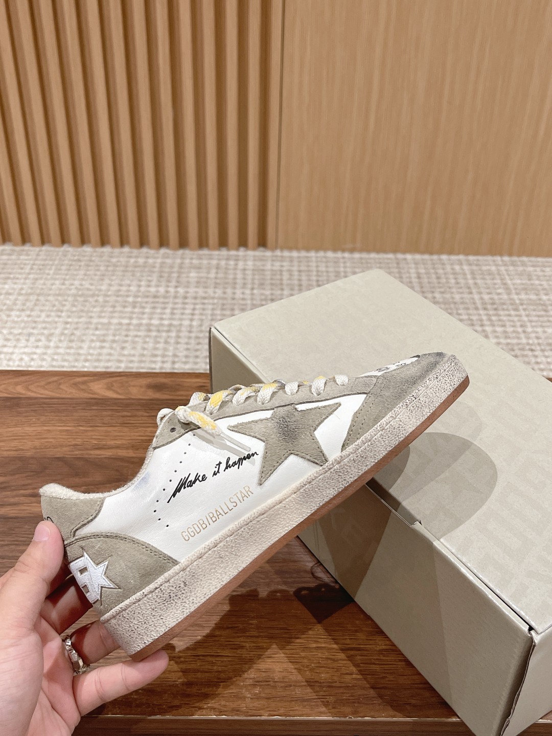 东莞代购版▪️厂价 💰290.00#情侣款 𝐆𝐨𝐥𝐝𝐞𝐧 𝐆𝐨𝐨𝐬𝐞• 
❥𝐁𝐚𝐥𝐥𝐬𝐭𝐚𝐫｜Golden Goose Deluxe Brand
▪️ggdb经典情侣款小脏鞋~~火红程度上怼小白鞋，下踩各类小脏鞋！明星私服上脚示范 ×就是这么百搭 ！再也不用担心洗鞋的问题啦！
▪️最好穿的小白鞋，楦型和原版无差了，圆扁的鞋头修的非常正，不臃肿很秀气
▪️鞋面原版定制牛皮（做旧精髓所在）
▪️内里毛巾+牛皮垫脚
▪️原版开模3.5cm内增高乳胶鞋垫
▪️不规则手工打磨做破鞋面，就连鞋底也是打磨做旧的
▪️SIZE：35-45码