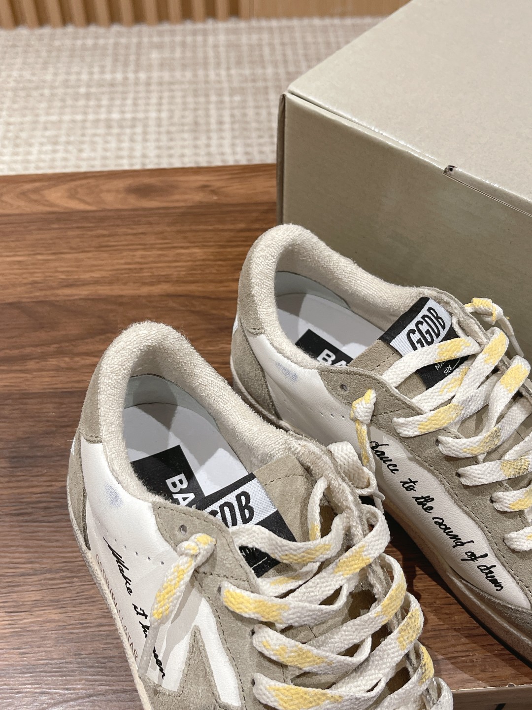 东莞代购版▪️厂价 💰290.00#情侣款 𝐆𝐨𝐥𝐝𝐞𝐧 𝐆𝐨𝐨𝐬𝐞• 
❥𝐁𝐚𝐥𝐥𝐬𝐭𝐚𝐫｜Golden Goose Deluxe Brand
▪️ggdb经典情侣款小脏鞋~~火红程度上怼小白鞋，下踩各类小脏鞋！明星私服上脚示范 ×就是这么百搭 ！再也不用担心洗鞋的问题啦！
▪️最好穿的小白鞋，楦型和原版无差了，圆扁的鞋头修的非常正，不臃肿很秀气
▪️鞋面原版定制牛皮（做旧精髓所在）
▪️内里毛巾+牛皮垫脚
▪️原版开模3.5cm内增高乳胶鞋垫
▪️不规则手工打磨做破鞋面，就连鞋底也是打磨做旧的
▪️SIZE：35-45码