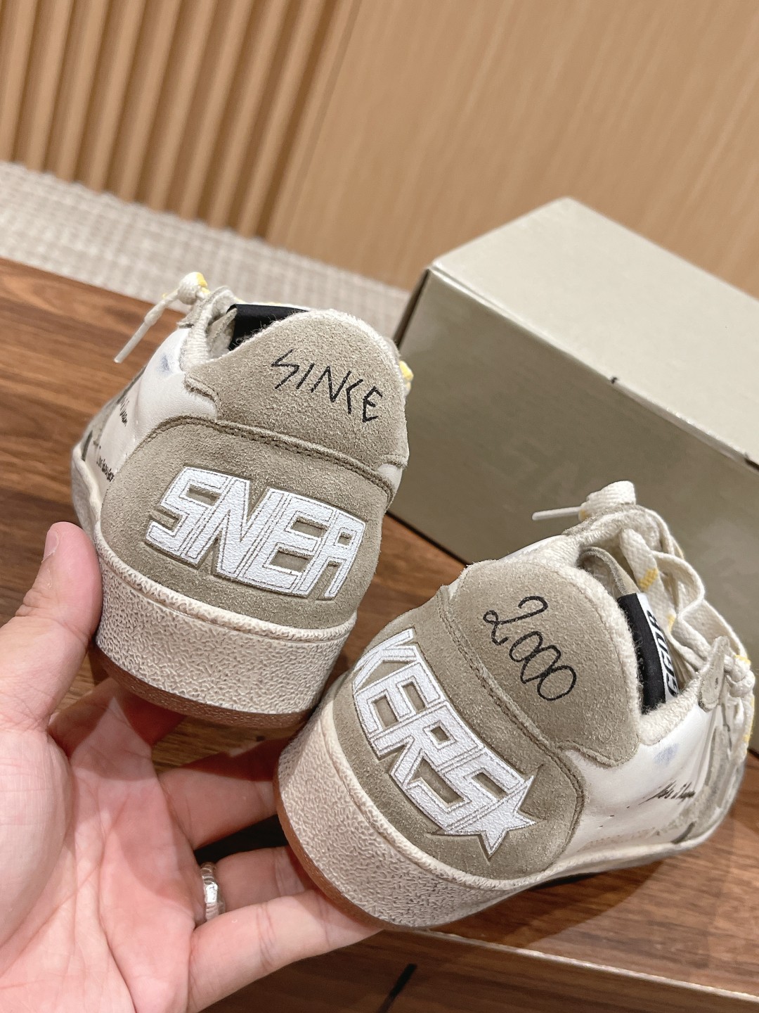 东莞代购版▪️厂价 💰290.00#情侣款 𝐆𝐨𝐥𝐝𝐞𝐧 𝐆𝐨𝐨𝐬𝐞• 
❥𝐁𝐚𝐥𝐥𝐬𝐭𝐚𝐫｜Golden Goose Deluxe Brand
▪️ggdb经典情侣款小脏鞋~~火红程度上怼小白鞋，下踩各类小脏鞋！明星私服上脚示范 ×就是这么百搭 ！再也不用担心洗鞋的问题啦！
▪️最好穿的小白鞋，楦型和原版无差了，圆扁的鞋头修的非常正，不臃肿很秀气
▪️鞋面原版定制牛皮（做旧精髓所在）
▪️内里毛巾+牛皮垫脚
▪️原版开模3.5cm内增高乳胶鞋垫
▪️不规则手工打磨做破鞋面，就连鞋底也是打磨做旧的
▪️SIZE：35-45码
